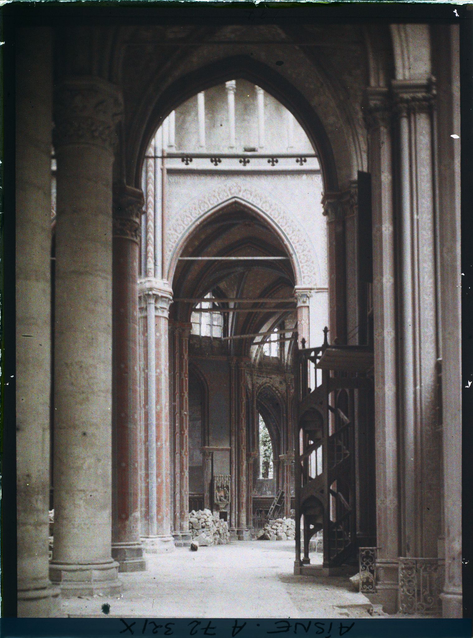 Image représentant Intérieur de la basilique de Saint-Quentin, voûte et grande nef en reconstruction