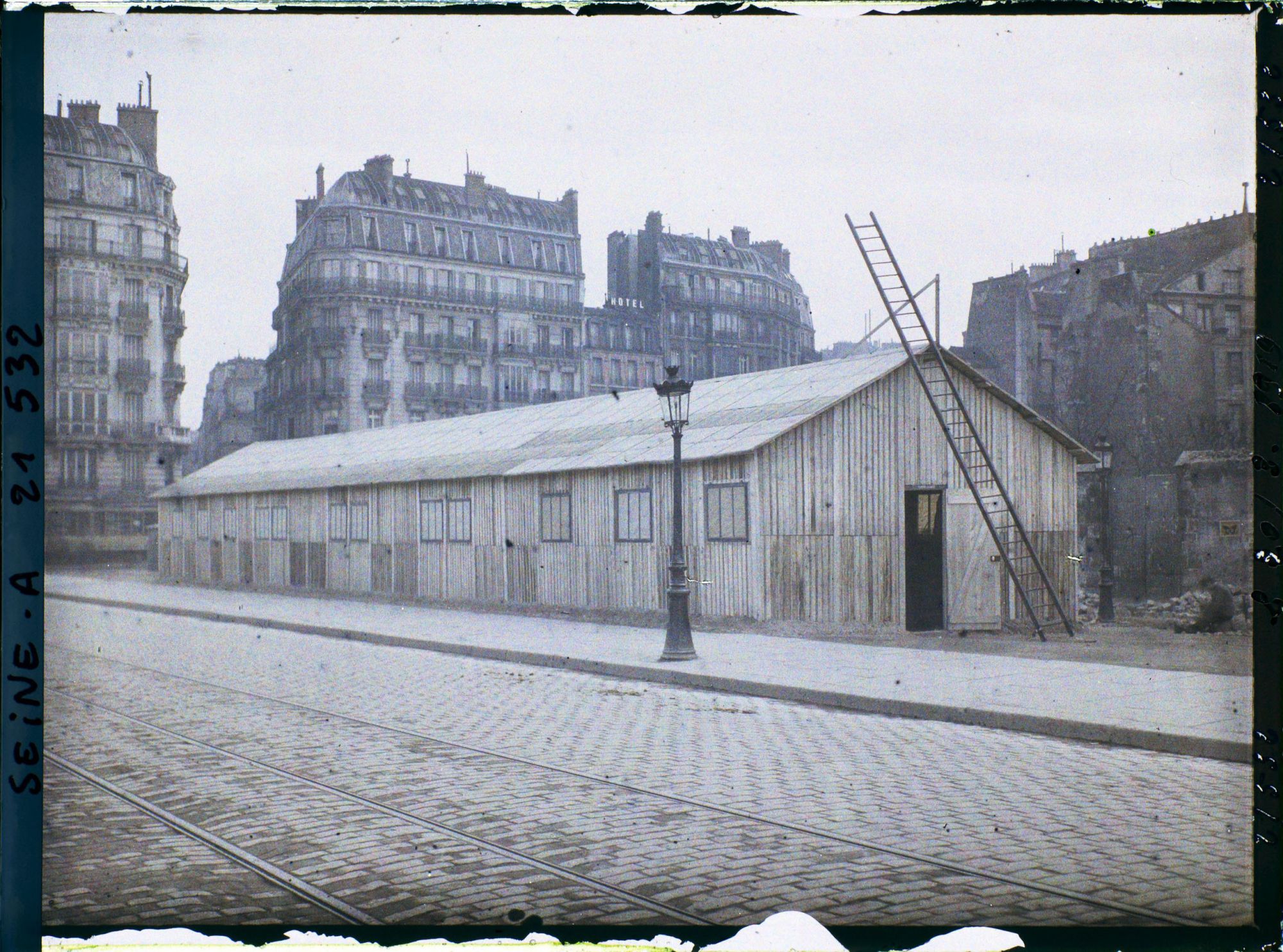 Image représentant Baraque Vilgrain, à l'angle du quai de Montebello et de la rue Saint-Julien-le-Pauvre ; au fond partant de la gauche, la rue Lagrange