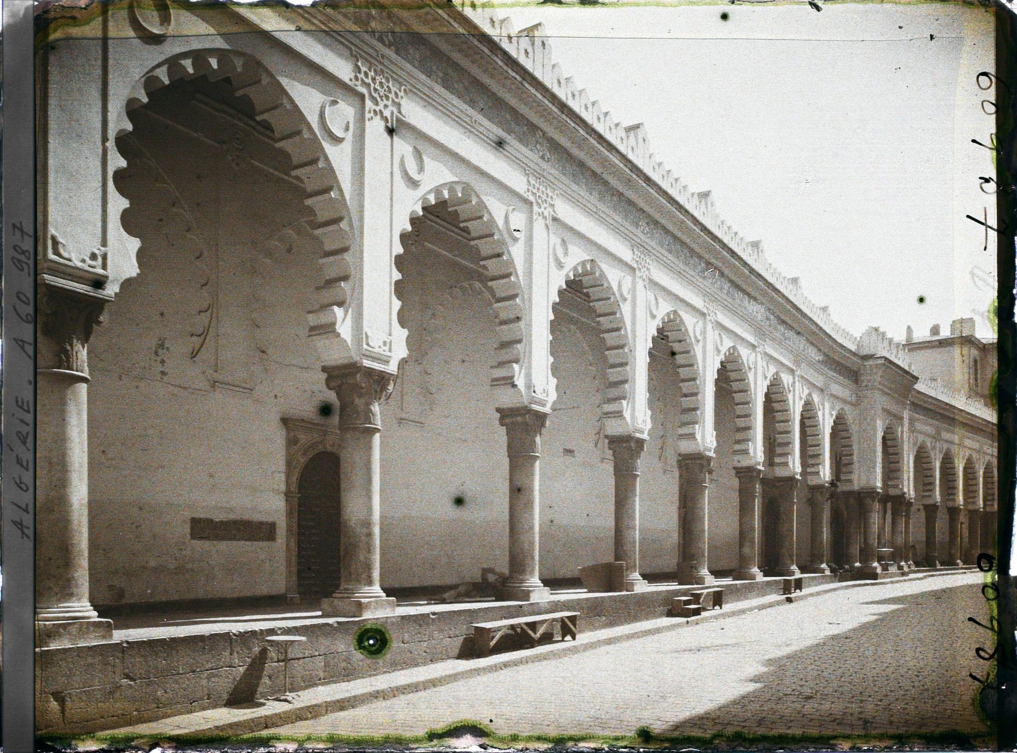Image représentant La galerie à arcades de la façade de la Grande Mosquée, rue de la Marine