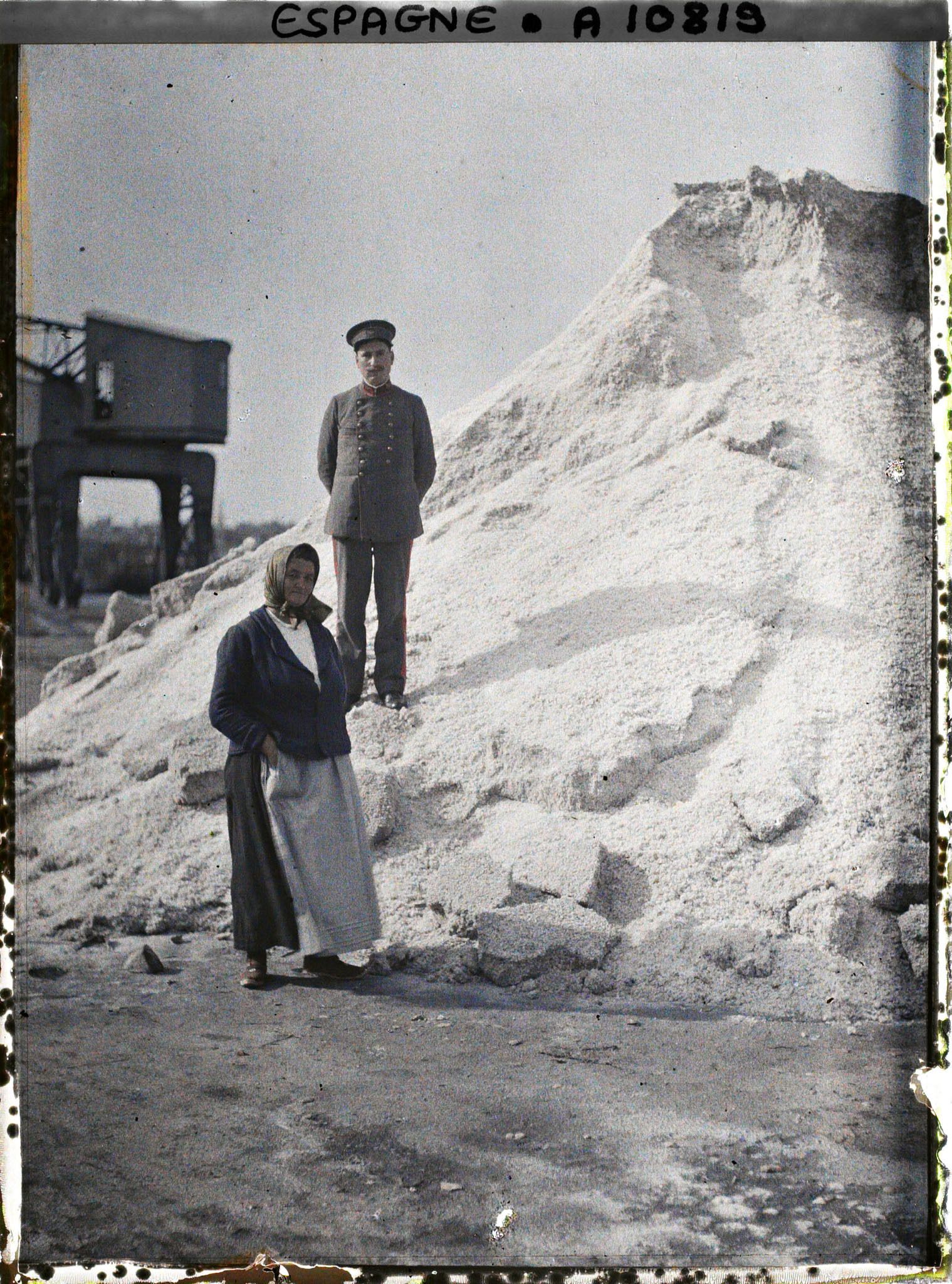 Image représentant Espagne, La Corogne, Le tas de sel du Port avec une femme et un vigilante del puerto