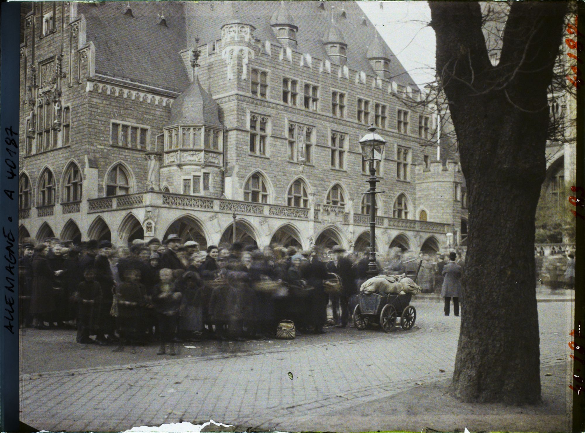Image représentant Prusse, Aix-la-Chapelle, Foule devant l'Hôtel de Ville