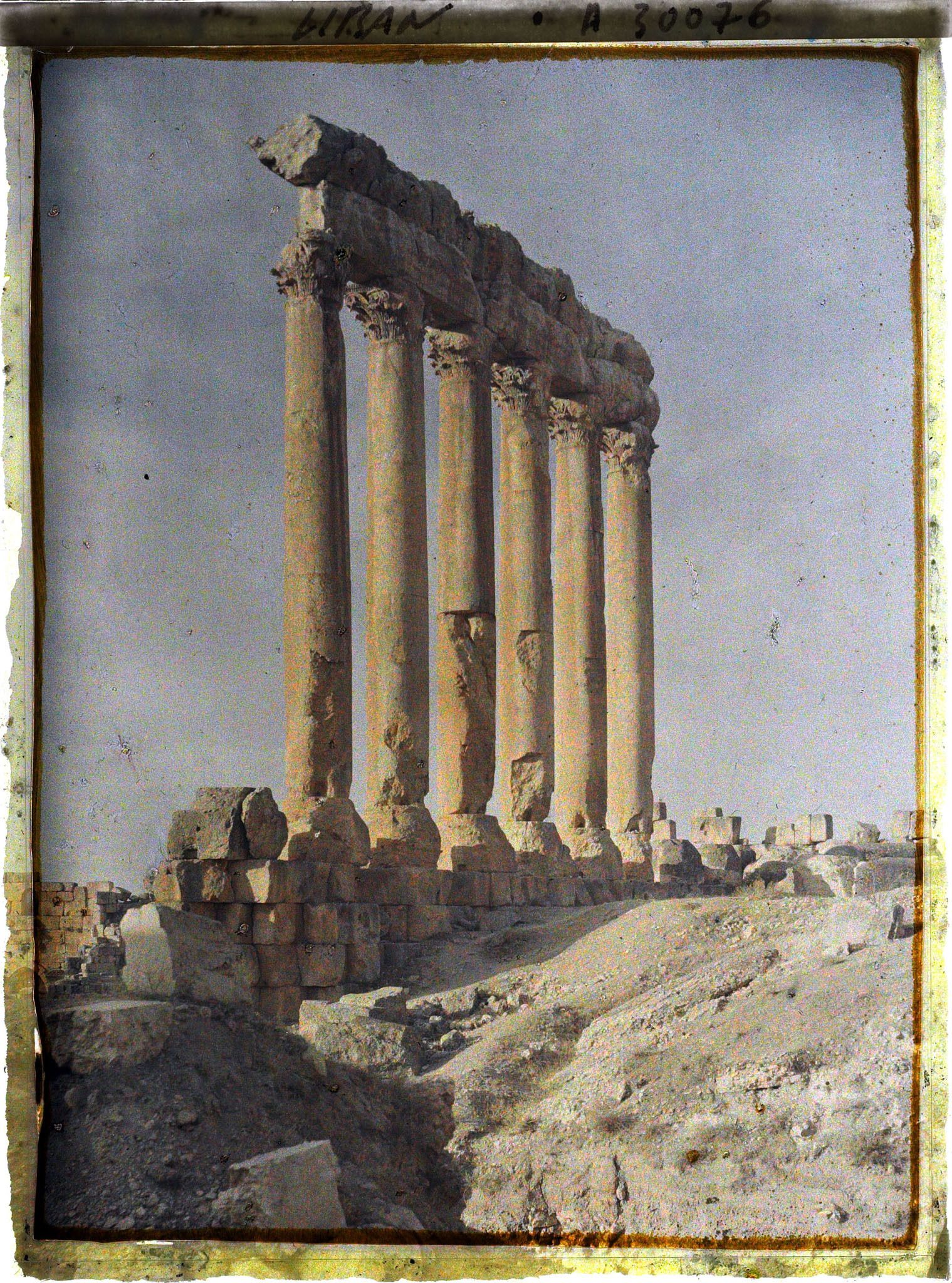 Image représentant Vue du côté interne des six colonnes restantes du péristyle méridional du sanctuaire du Temple de Jupiter Héliopolitain