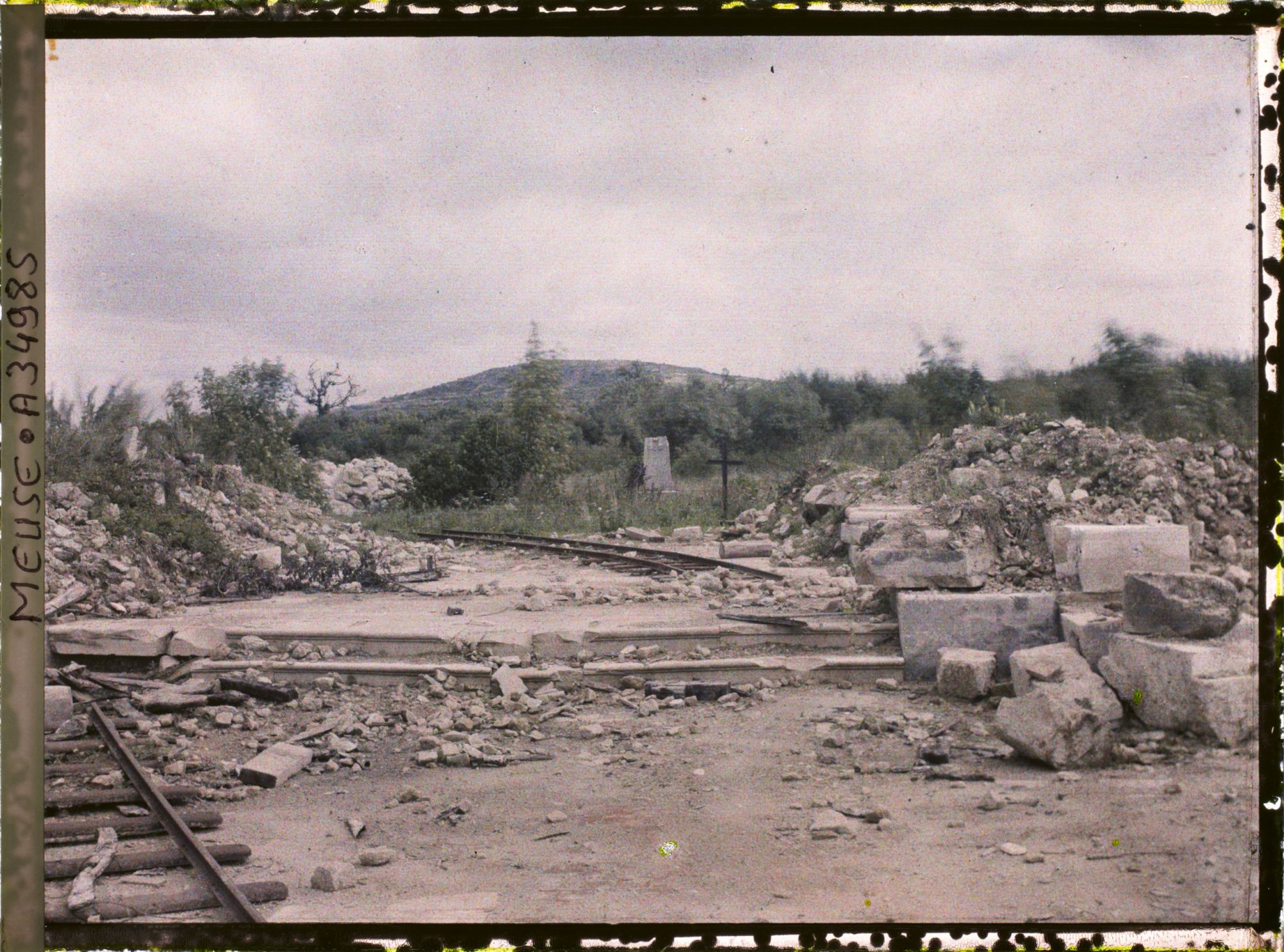 Image représentant France, Boureuil Secteur de Vauquois, Emplacement de l'Eglise, au fond, la butte de Vauquois