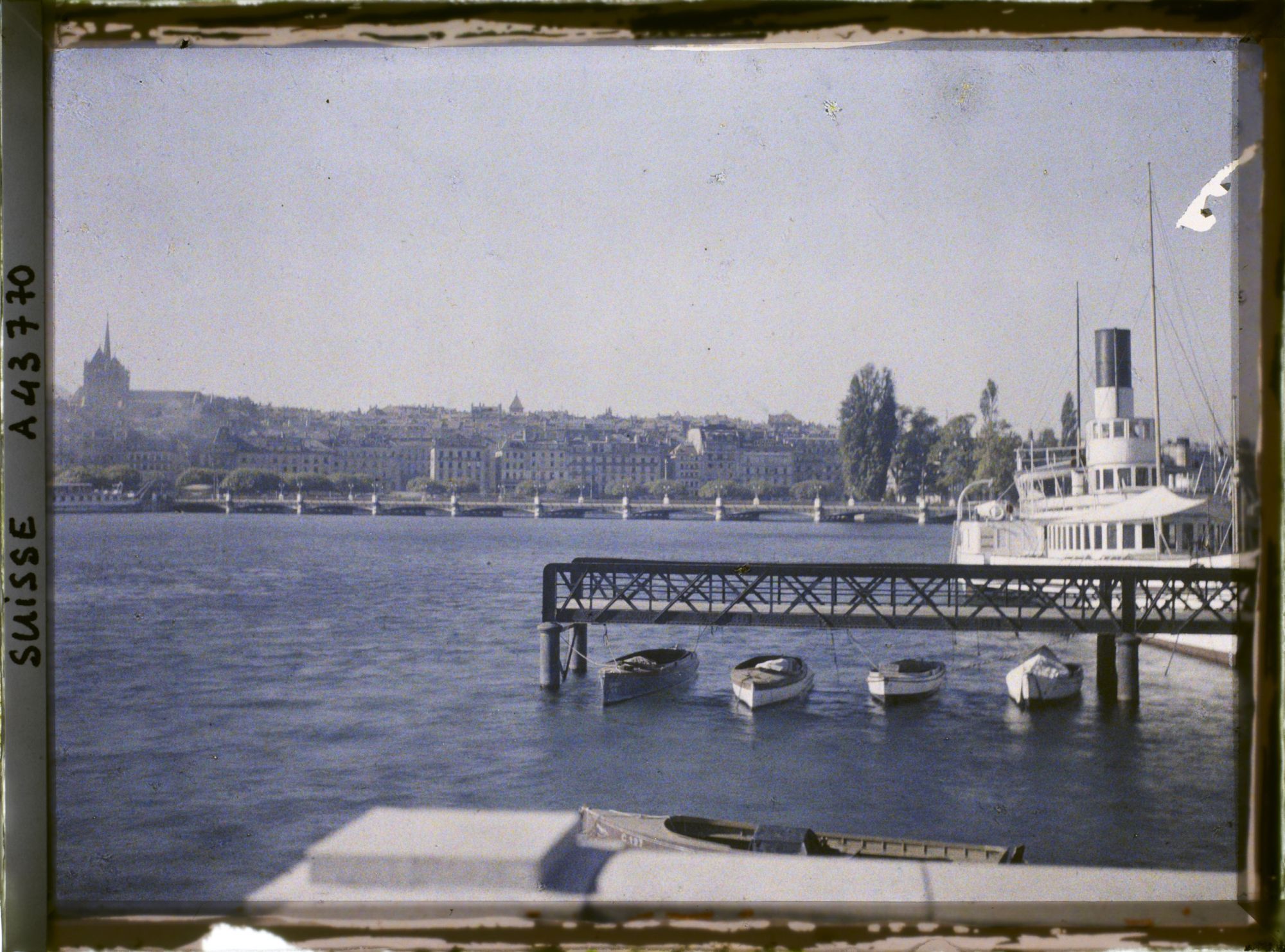 Image représentant Le Léman et le bateau à vapeur et à roues Général Dufour à l'embarcadère du quai du Mont-Blanc