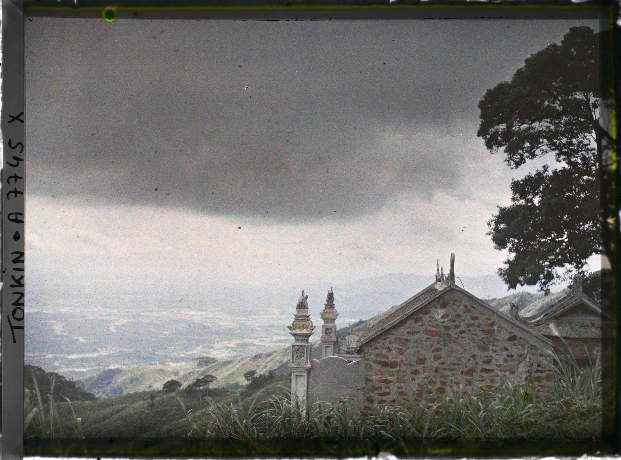 Image représentant Un paysage et un temple pris du massif du Tam-dao (" Trois Sommets ")