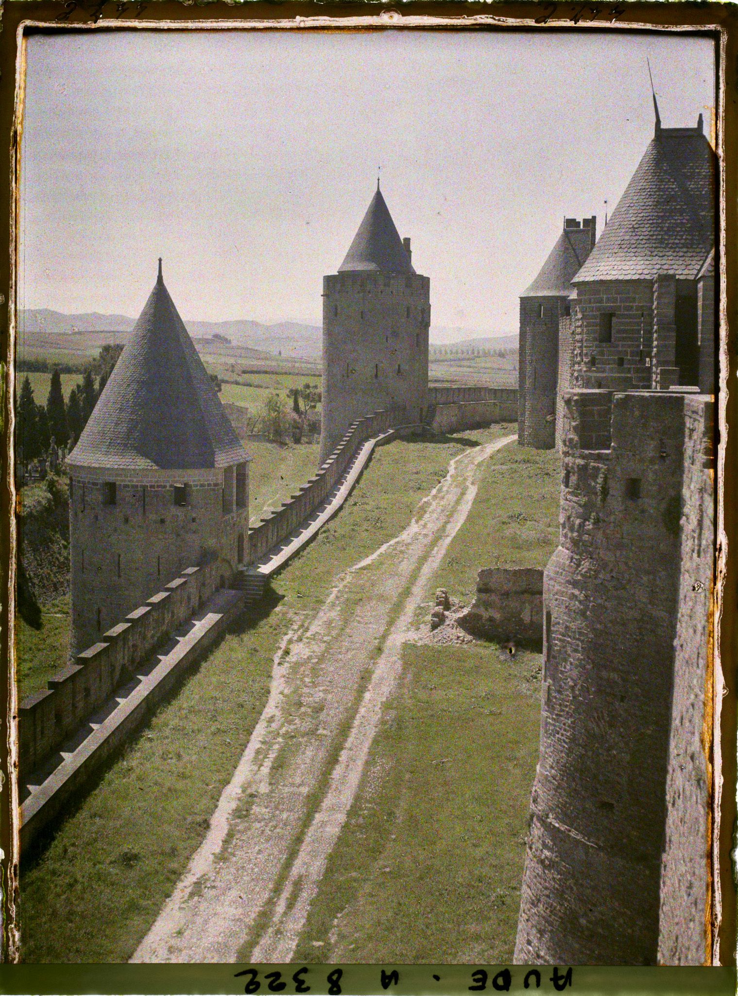Image représentant Les lices vues de la salle des fêtes de la tour narbonnaise