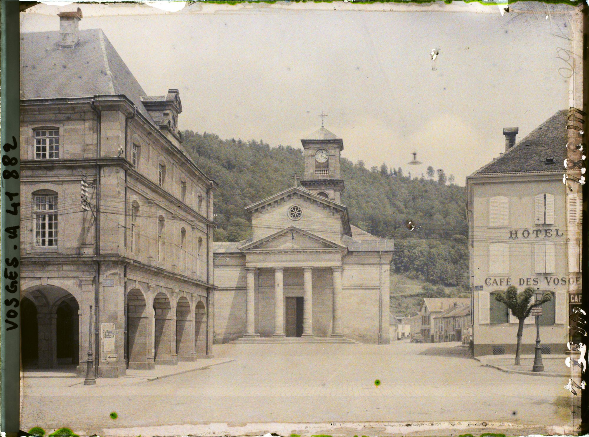 Image représentant France, Raon-l'Etape, Place de l'Eglise St Luc