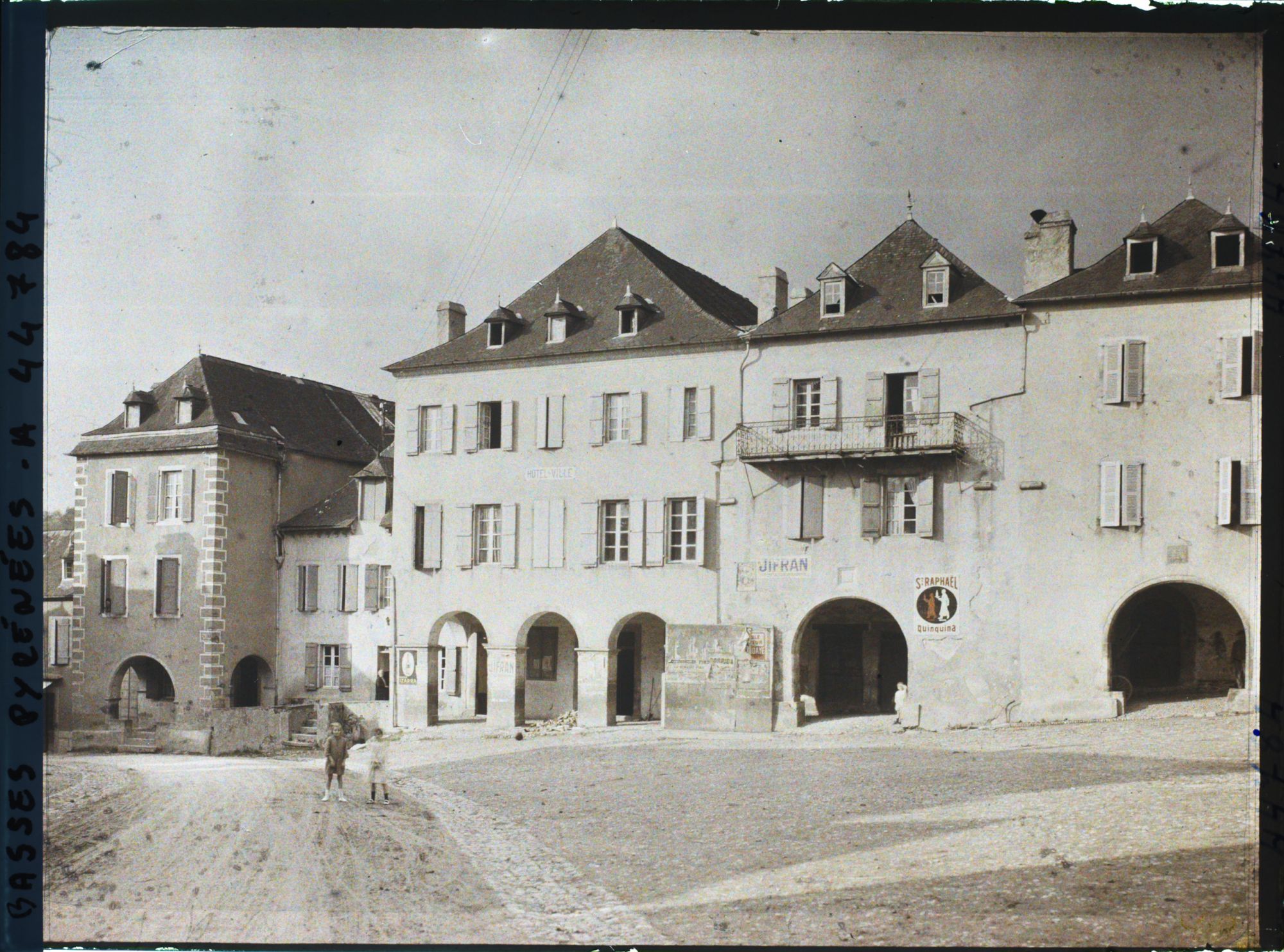 Image représentant France , Tardets, La place de l'Hôtel de Ville