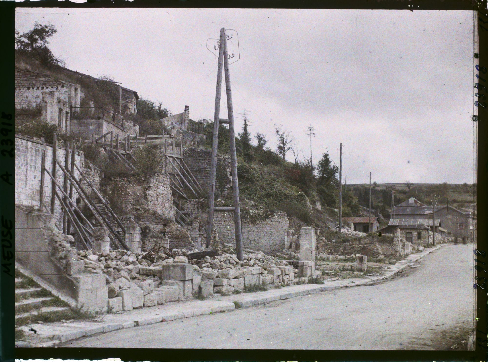 Image représentant France, Dun s/Meuse, Les ruines de la Grande Rue, Ville Basse