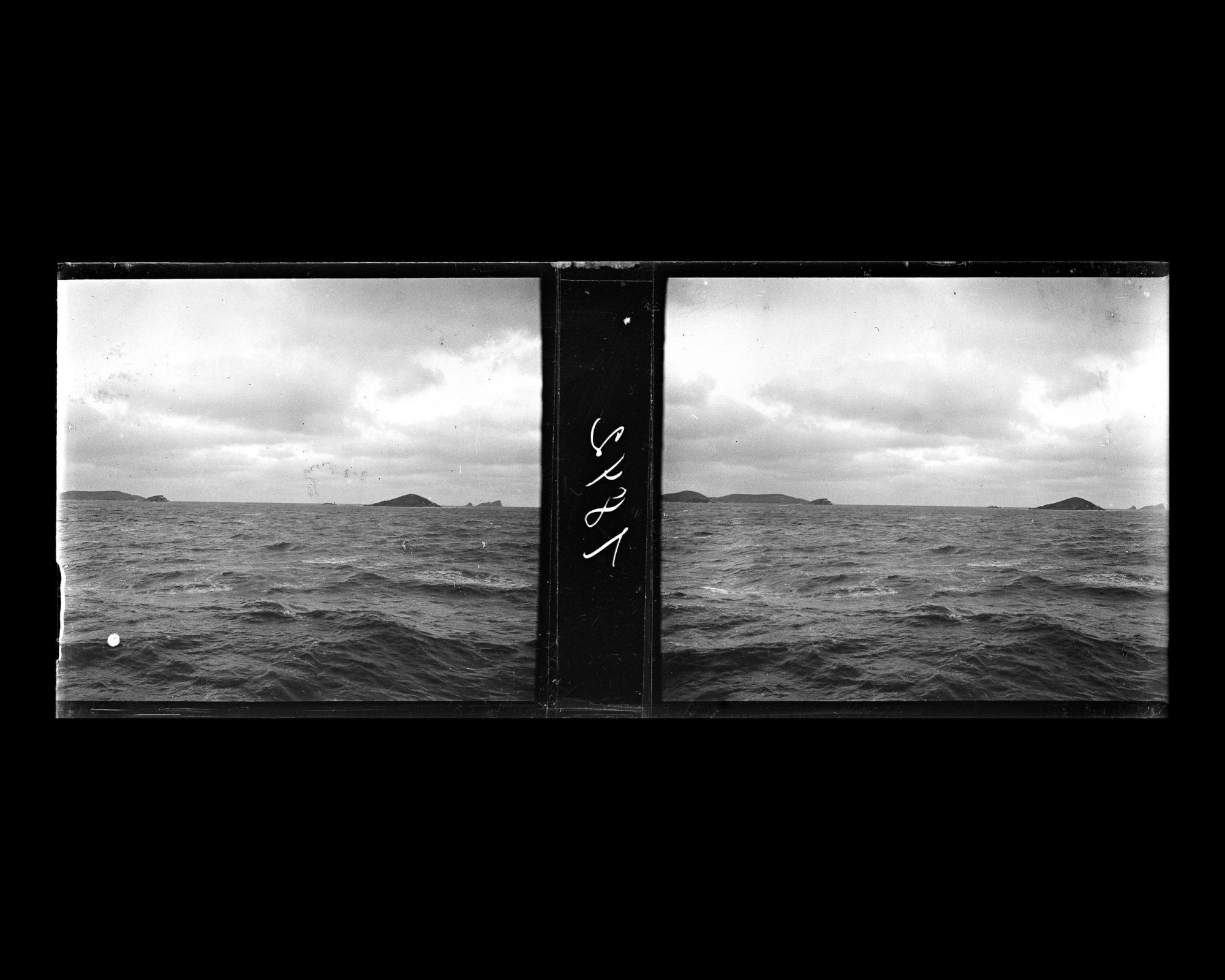 Image représentant Mer houleuse avec quelques îles