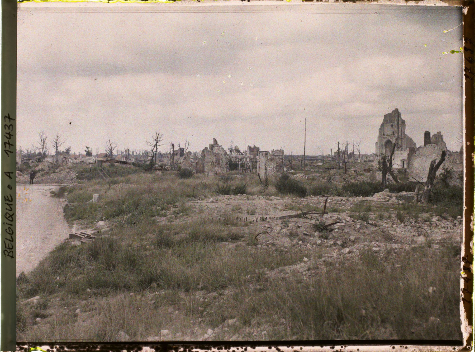 Image représentant Belgique, Ypres, Vue d'ensemble sur les ruines prise de la rue du Temple