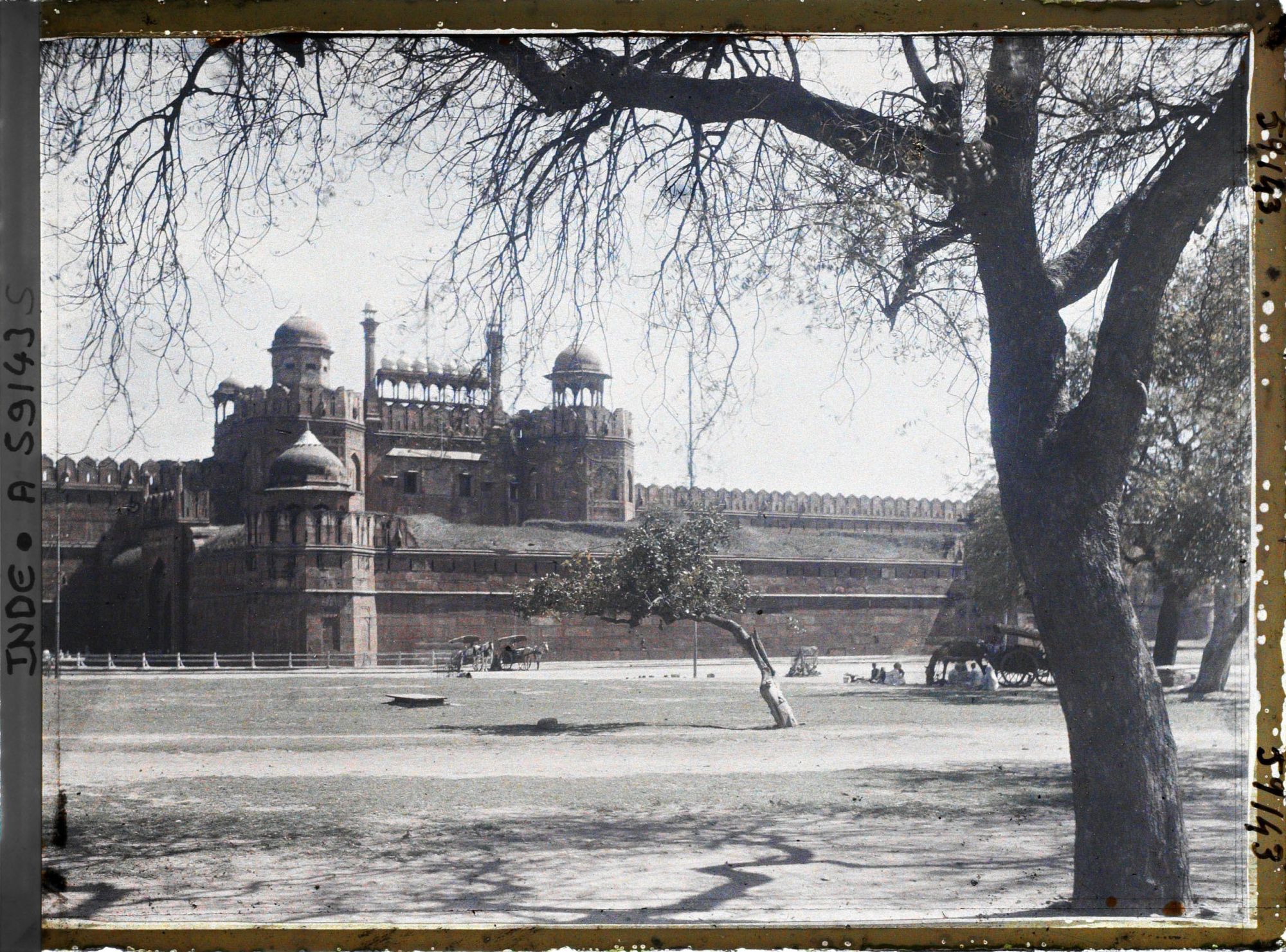 Image représentant La porte de Lahore protégée par la barbacane d'Aurangzeb, donnant accès au fort Rouge (Lal Qila)