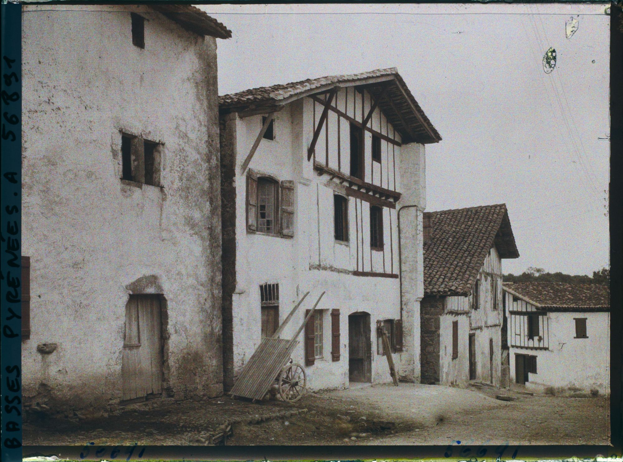 Image représentant France, Bas Cambo, Dans le Village : Vieilles Maisons