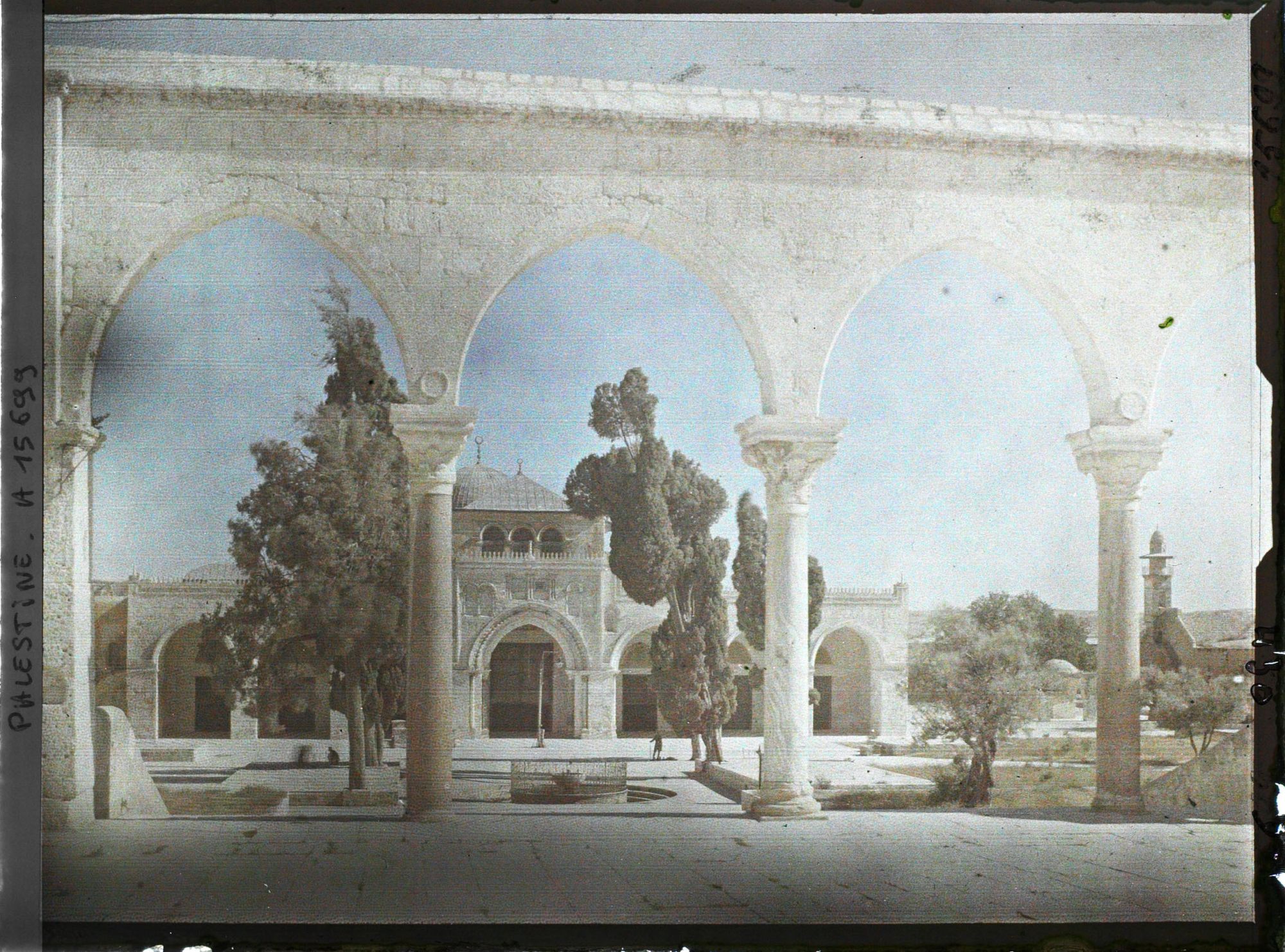 Image représentant Colonnade face à la mosquéeel Aksa