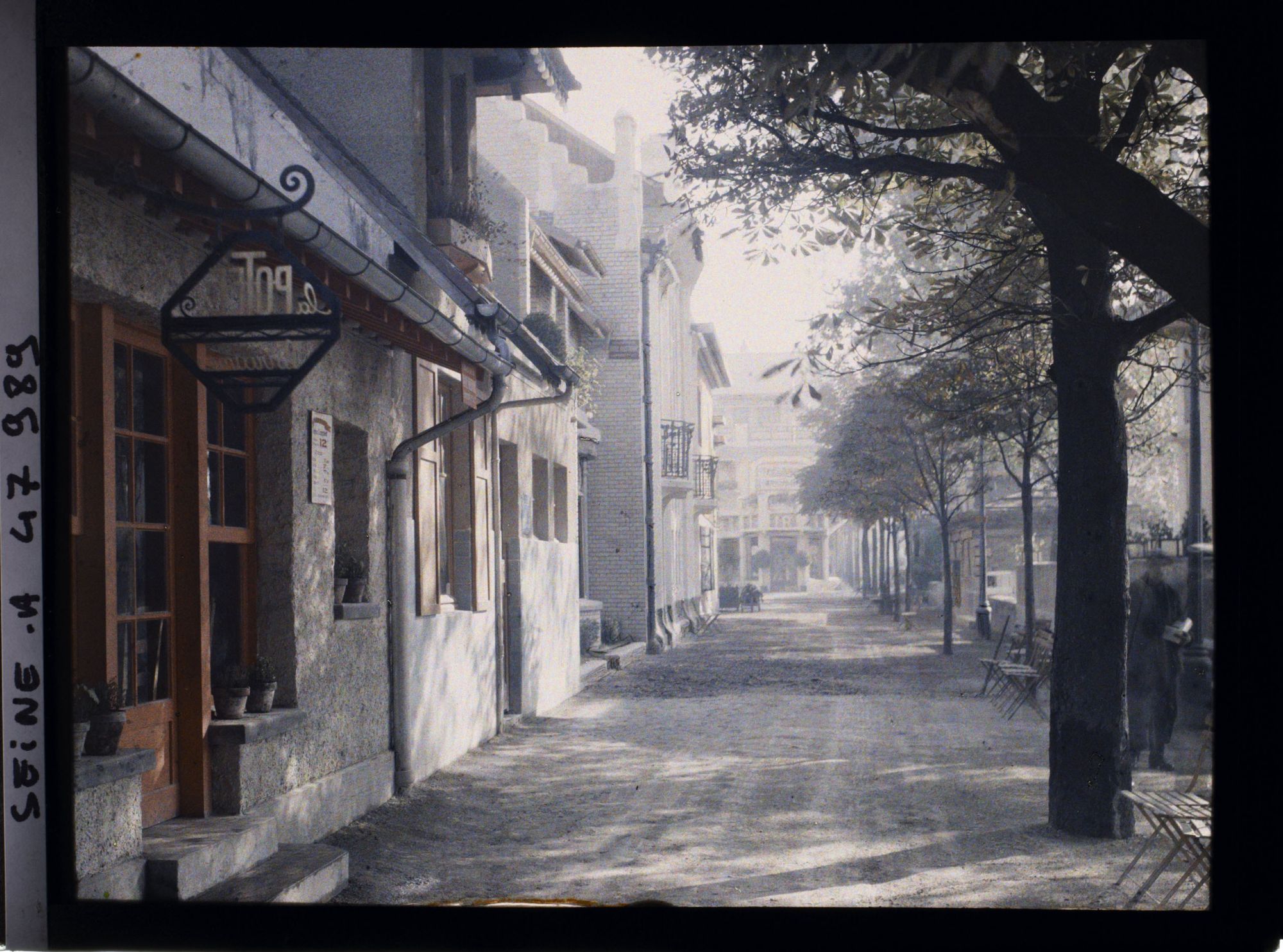 Image représentant L'Exposition des arts décoratifs, Le Village français, Auberge La Potée Lorraine, architecte Pierre Selmersheim, Bruant aubergiste