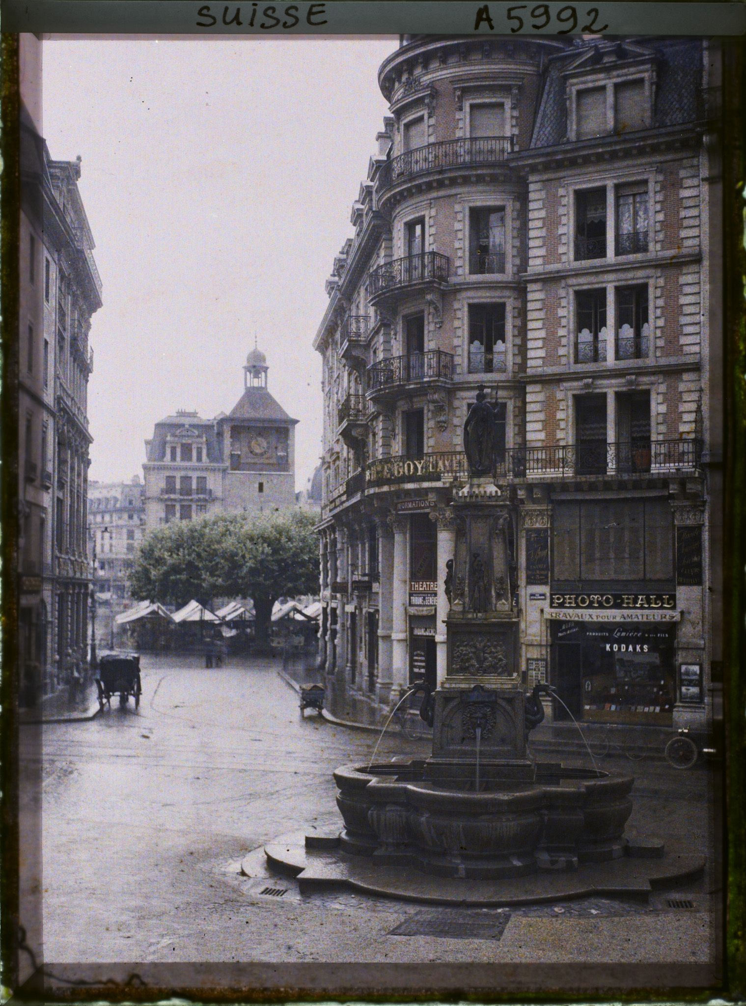 Image représentant Le Photo-Hall de la rue de la Confédération et la tour de l'Île
