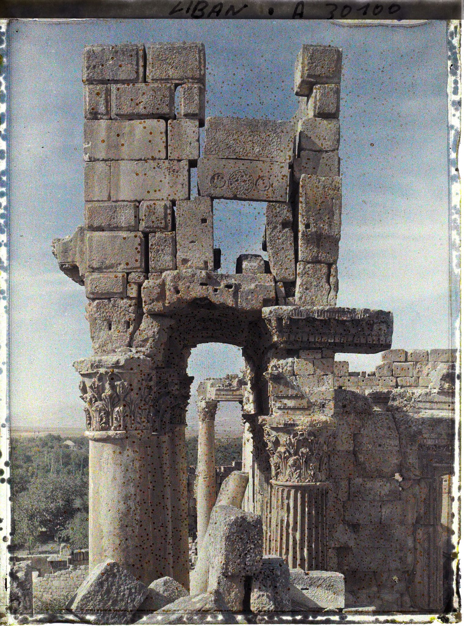 Image représentant Sommet de l'extrémité droite restante du péristyle de la façade sud du Temple dit de Bacchus