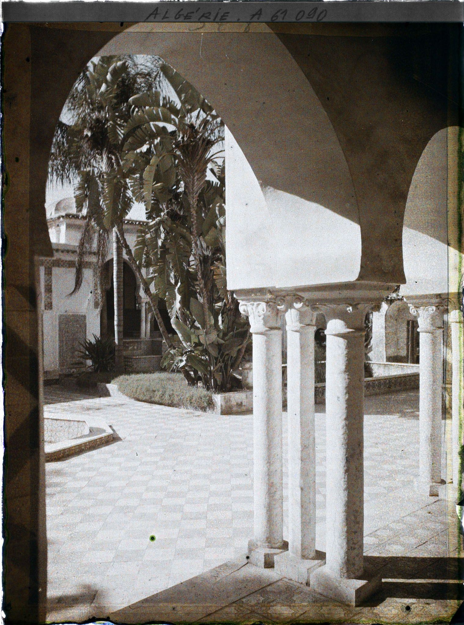Image représentant Le palais du Bardo, la cour du "pavillon de la Favorite"