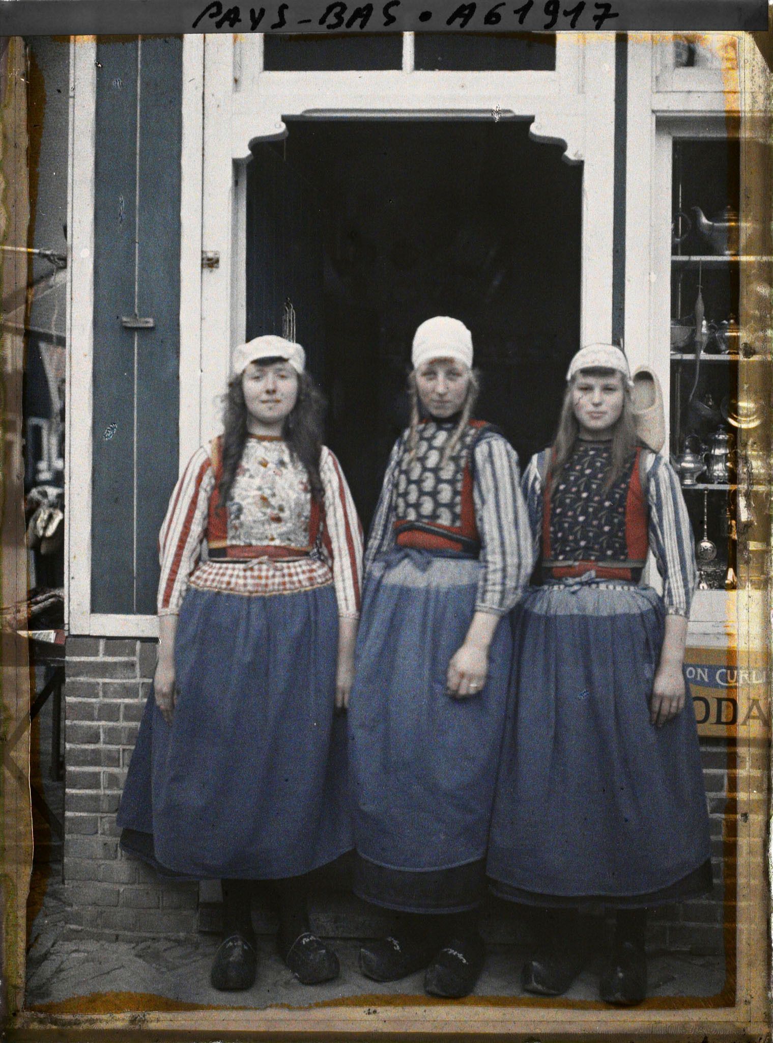 Image représentant Trois jeunes filles en costume de l'île