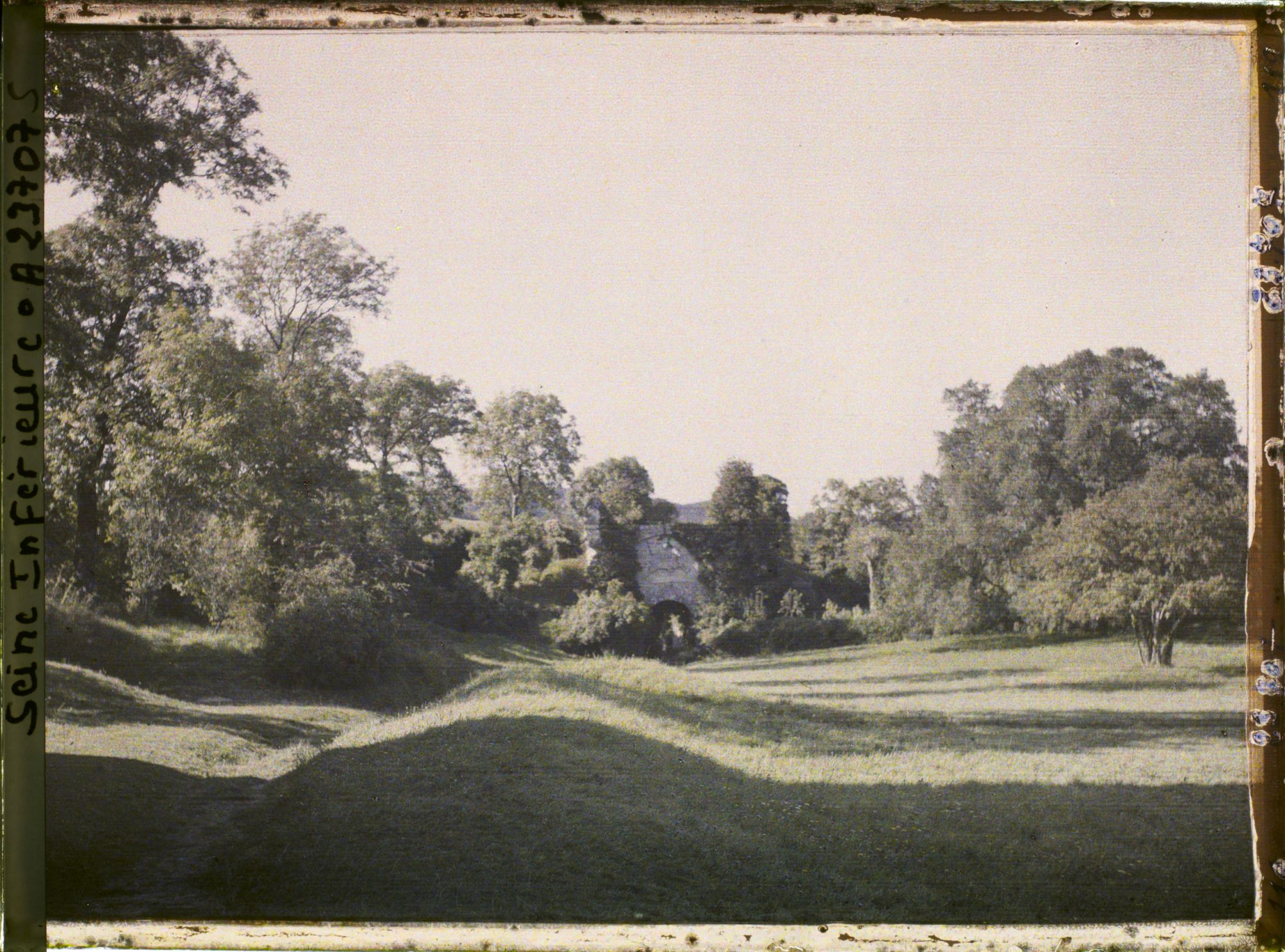 Image représentant L'entrée de la deuxième enceinte et le bas relief d'Henri IV