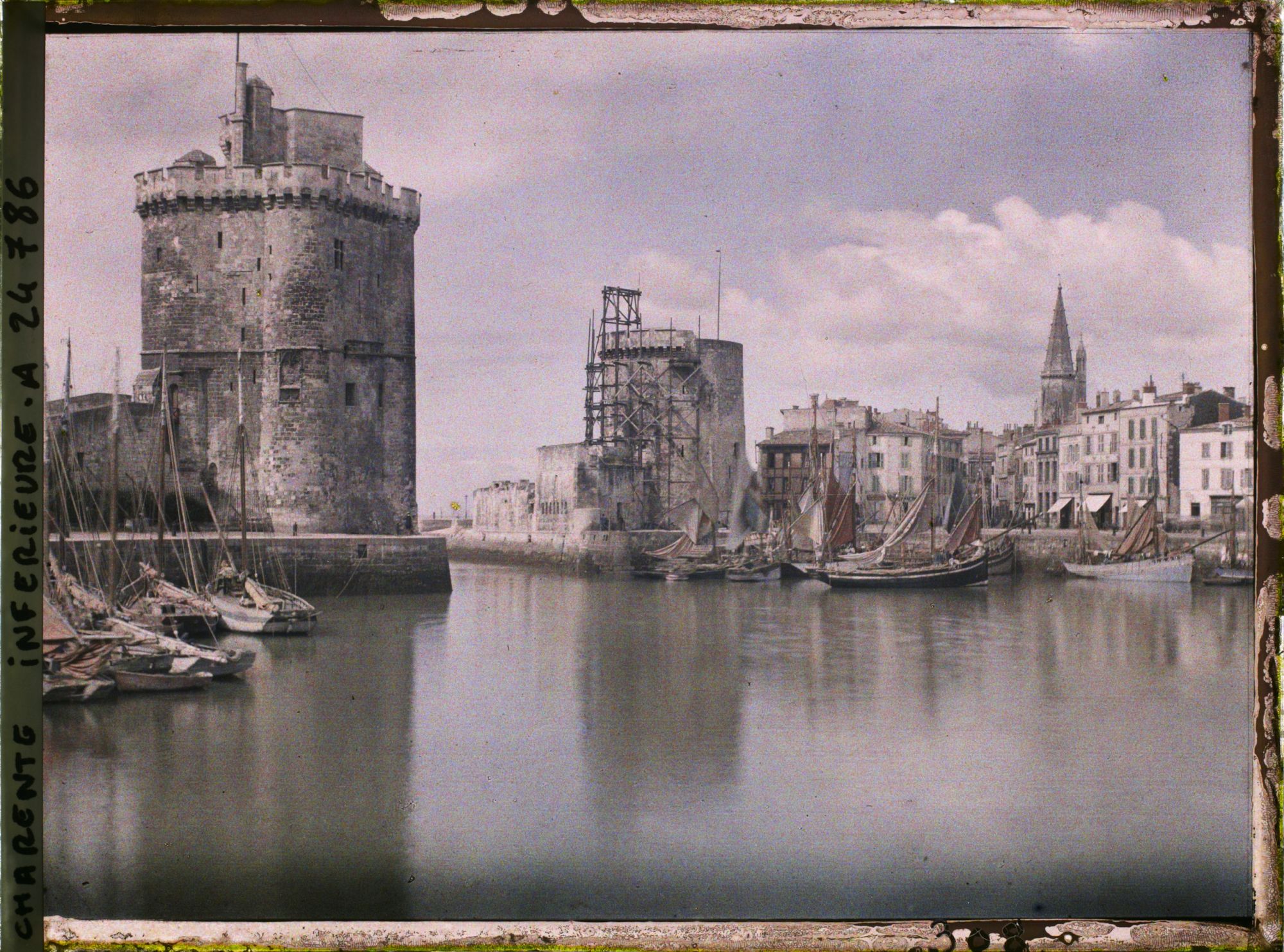 Image représentant La tour Saint-Nicolas et la tour de la Chaîne, bateaux de pêche dans le port