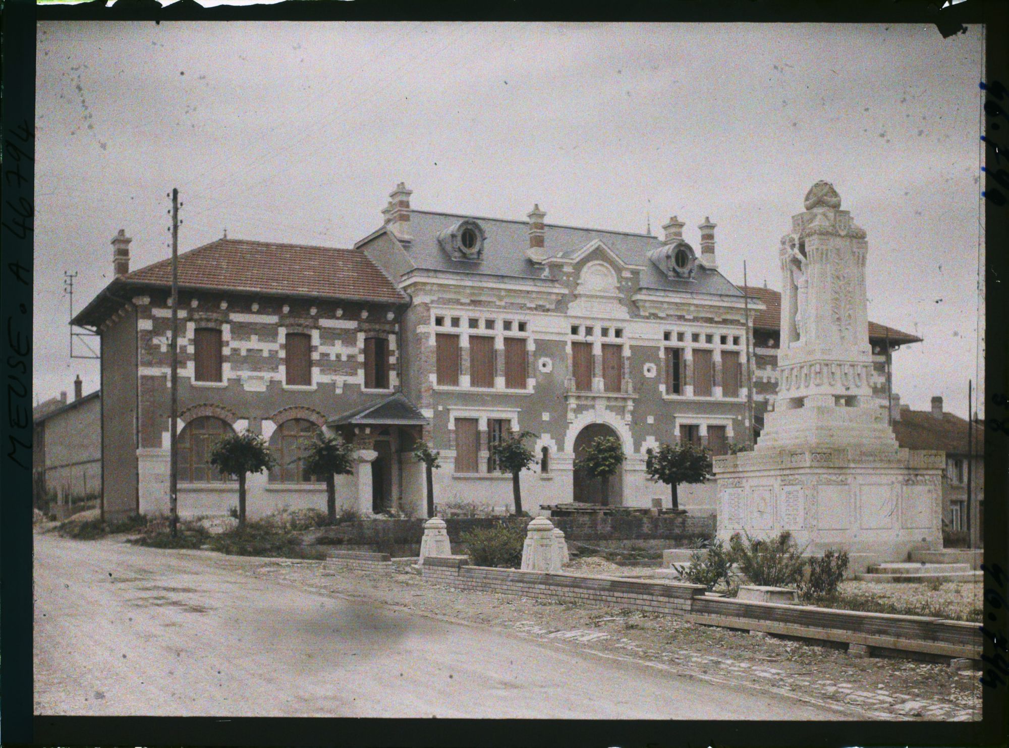 Image représentant France, Neuvilly (Meuse) (3374h), Place de la Mairie