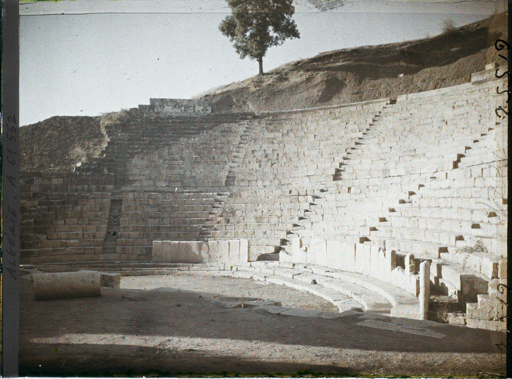 Image représentant Les gradins du Théâtre, vestiges de la cité antique Cuicul