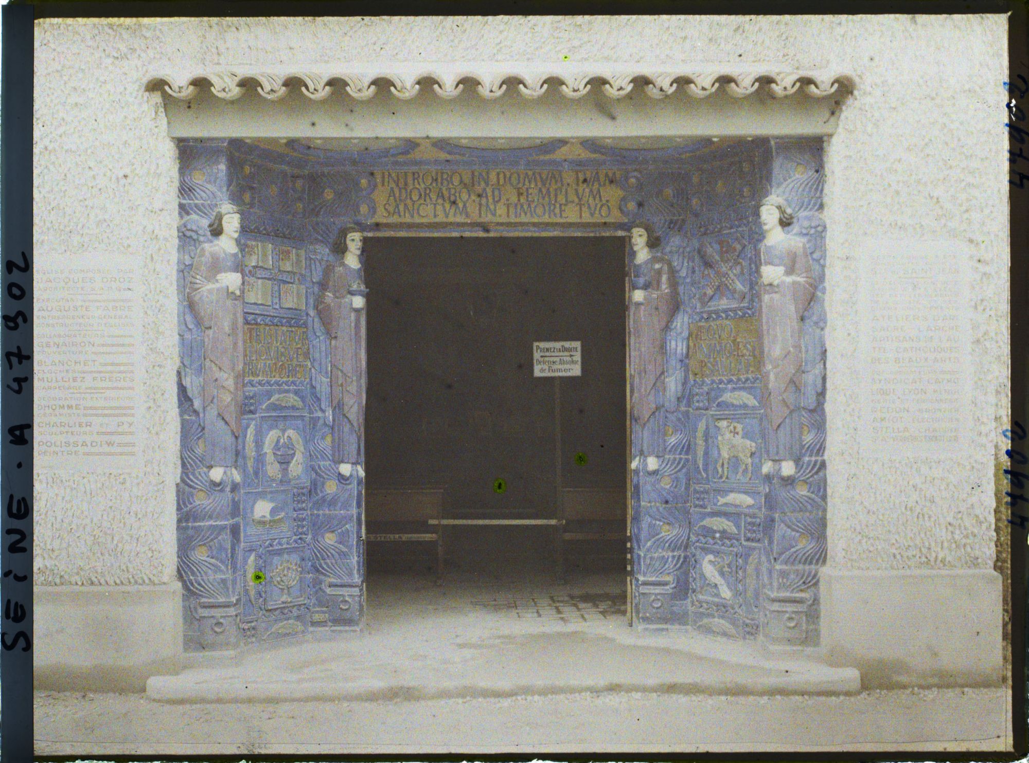 Image représentant L'Exposition des arts décoratifs, Le Village français sous la direction de Charles Genuys, Eglise, architecte Jacques Droz, construite par la Société de Saint-Jean