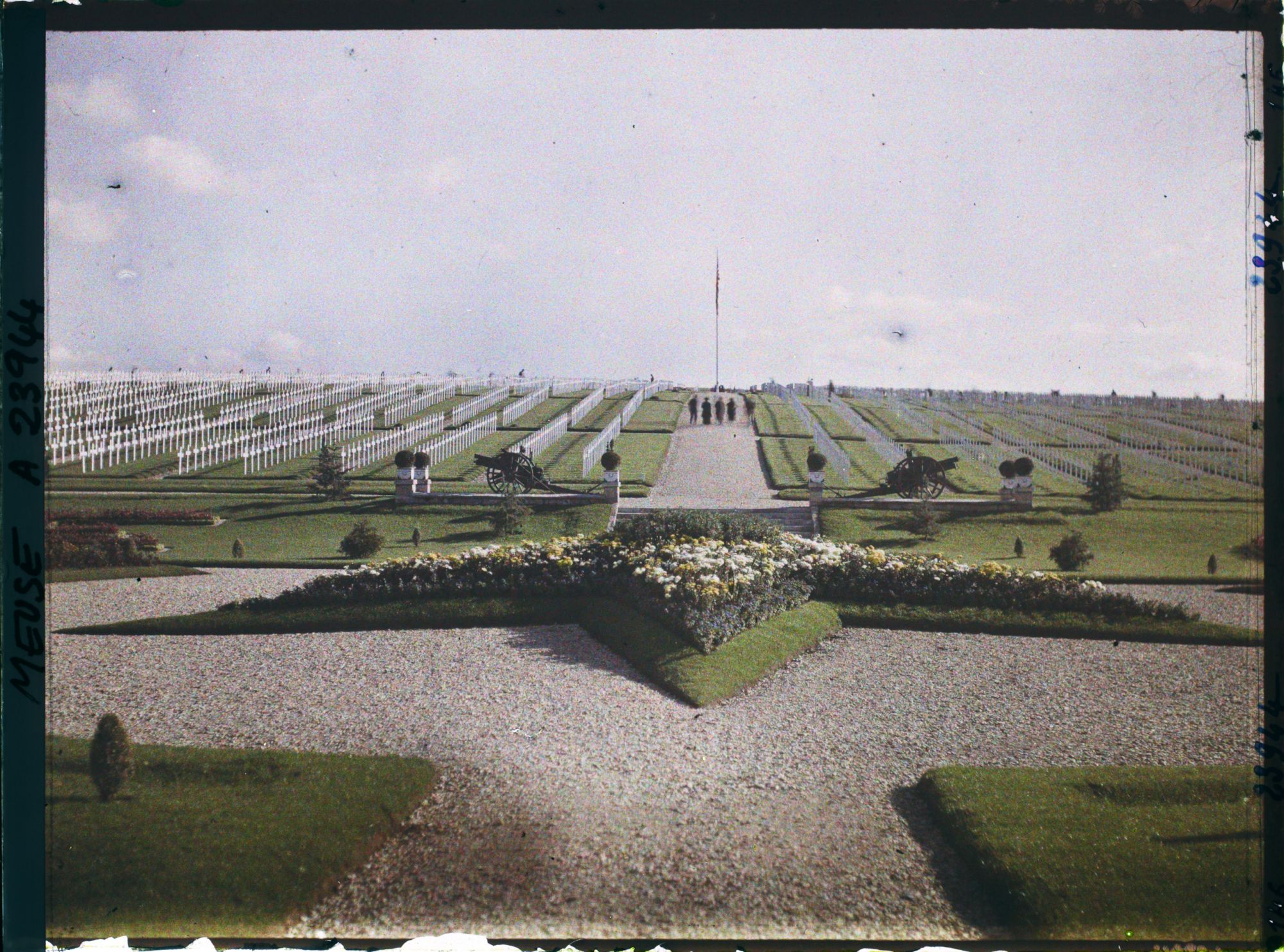 Image représentant France, Romagne sous Montfaucon, Entrée principale du Cimetière