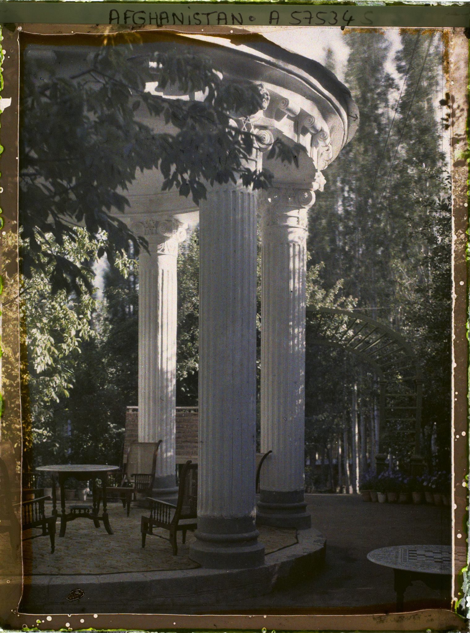 Image représentant Dans le Jardin du Palais royal (Bâlâ Bâgh, "jardin d'en haut"), rotonde de plein-air