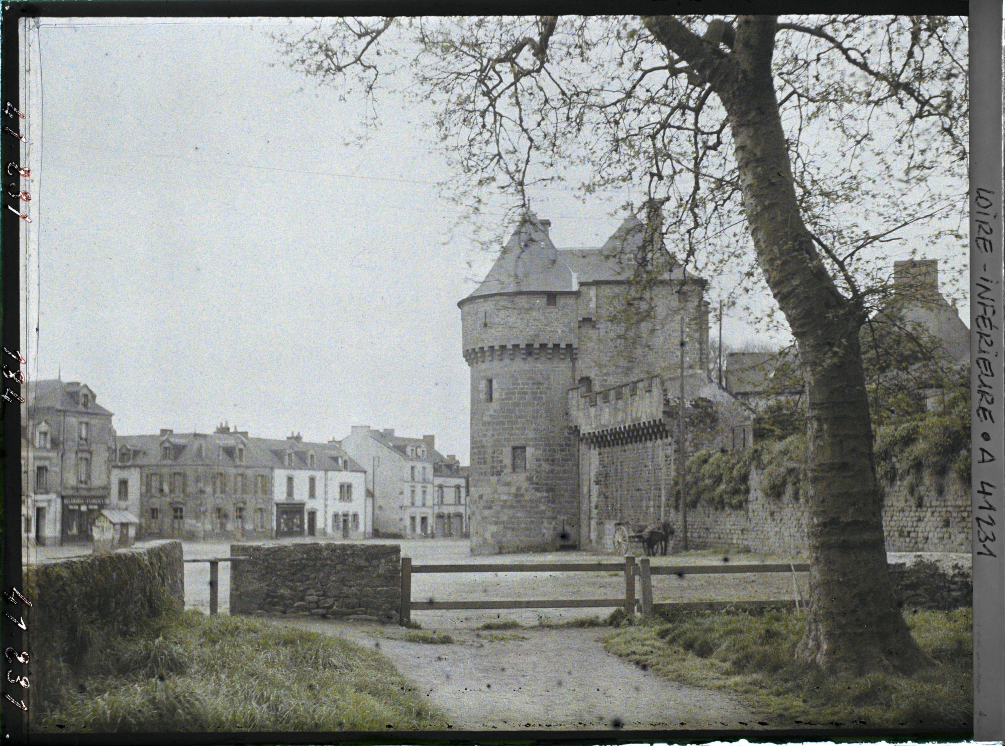 Image représentant La Porte Saint-Michel et la place du Marché au Bois