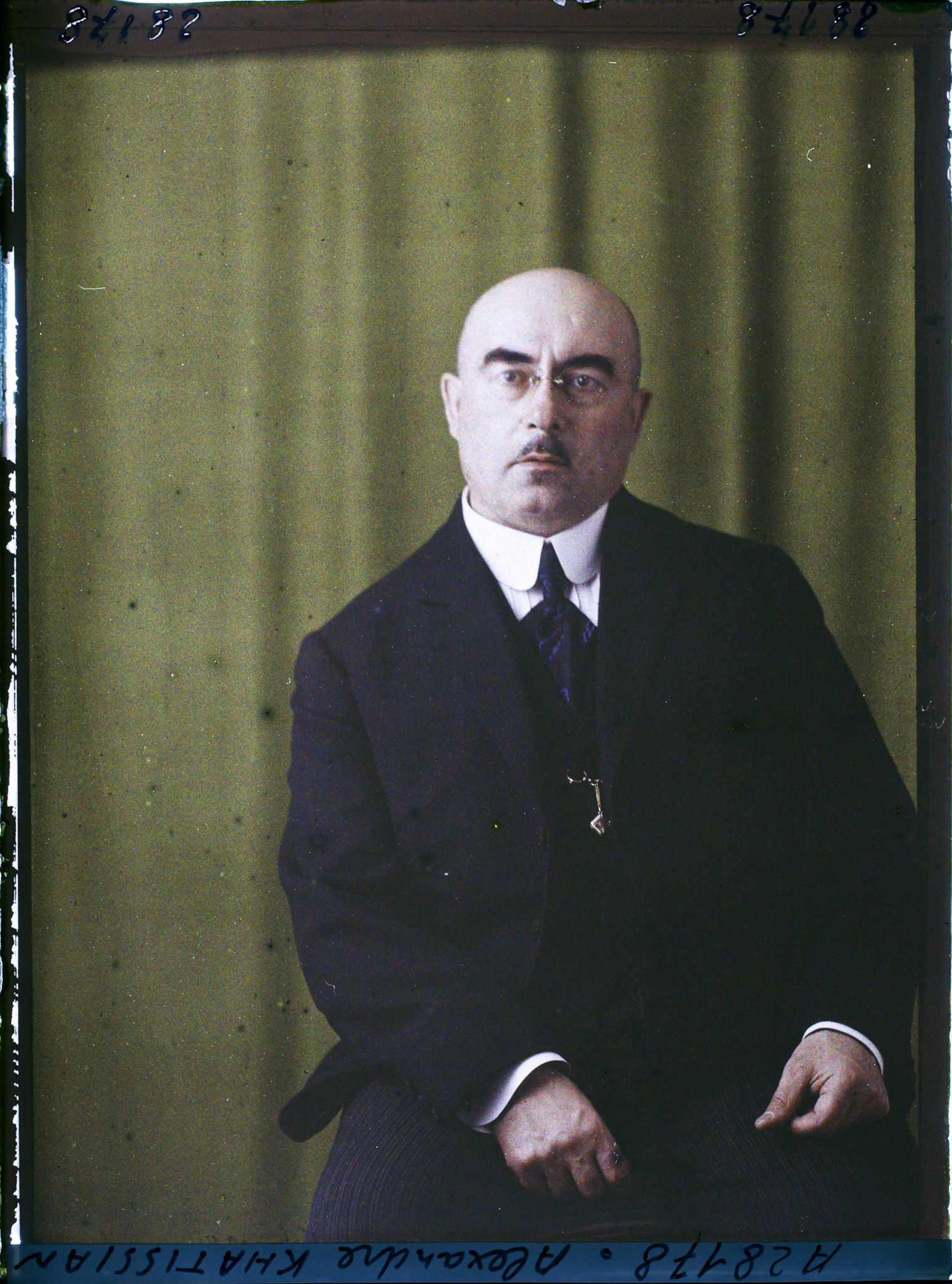 Image représentant Monsieur  https://musee-albert-kahn.s-museum.fr/home/NWQ2OTAwYzNmYjZlZTk1ZWQwODJmMjY4L2dlbmVyaWMtbm90aWNlLXRhYi9hdXRob3JpdHkvNjE3YTc5ZjVjZjhiODk2OGIzMzM3ZDIx/5d6900c3fb6ee95ed082f268/generic-notice-tab/authority/617a79ebcf8b8968b333707b Alexandre Khatissian