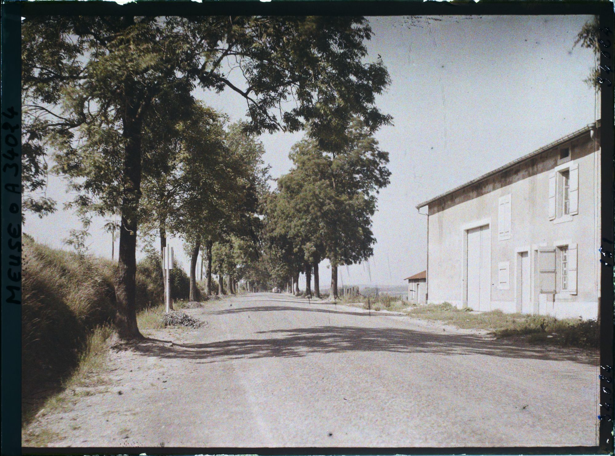 Image représentant France, Glorieux, La route de Paris prise après le passage à niveau vers Paris (La Voie Sacrée)