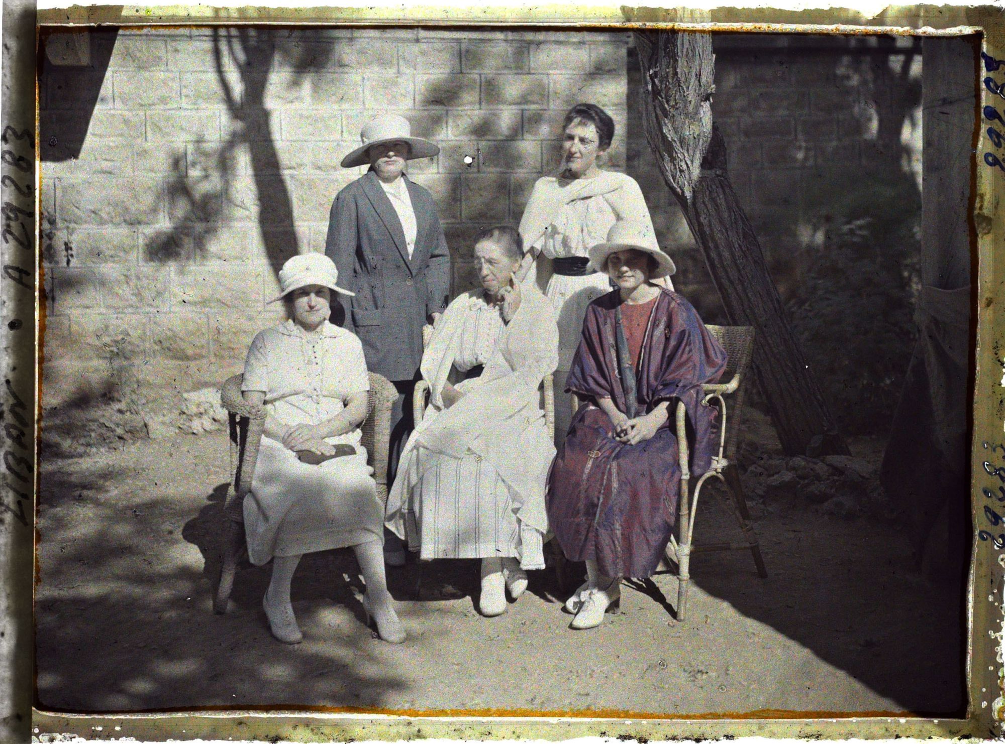 Image représentant Mademoiselle Gouraud, assise à droite, et quelques invitées du général Gouraud