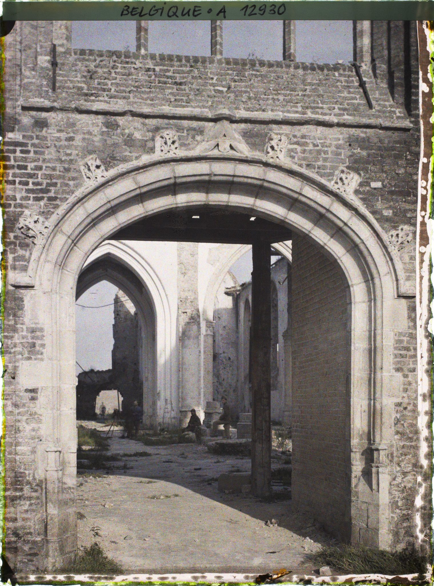 Image représentant Belgique, Loo, L'Eglise, Porche.