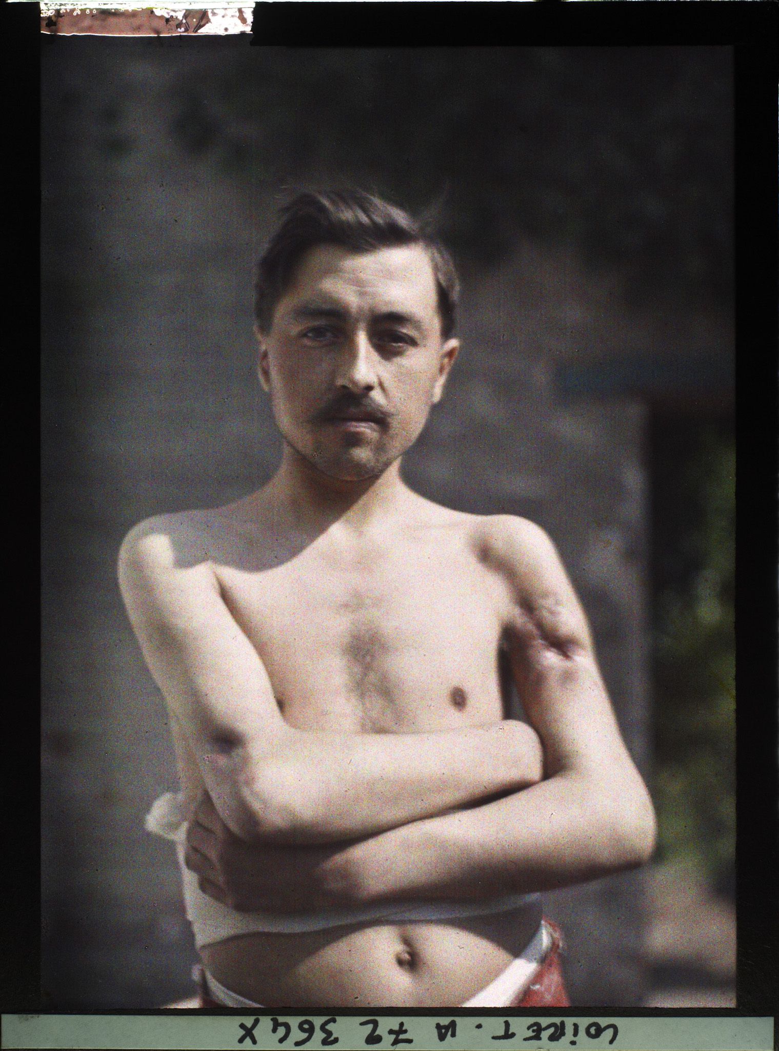 Image représentant M. Marot, originaire de Vendée, posant dans la cour de l'hôpital militaire