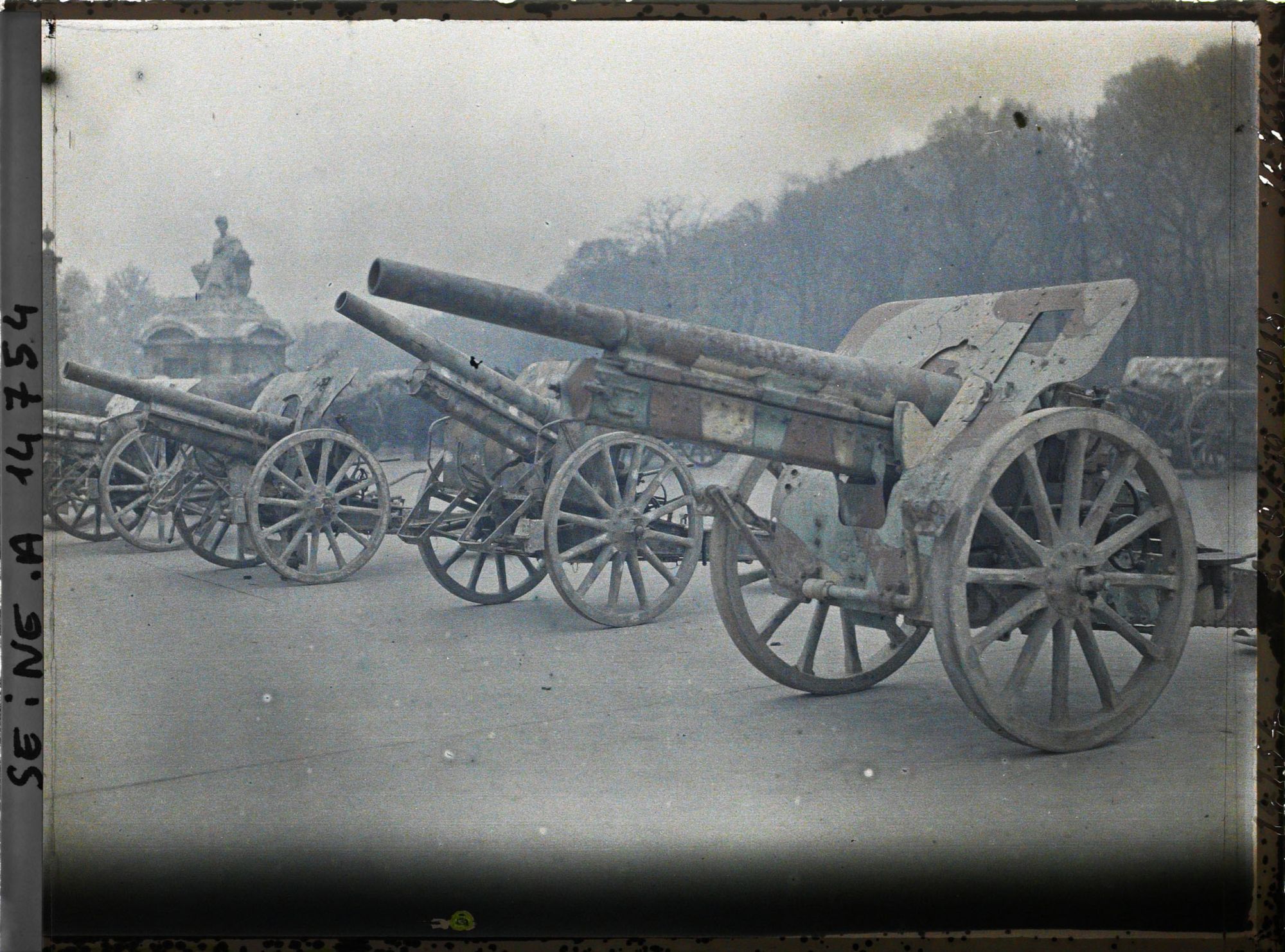 Image représentant Canons pris aux Allemands exposés place de la Concorde