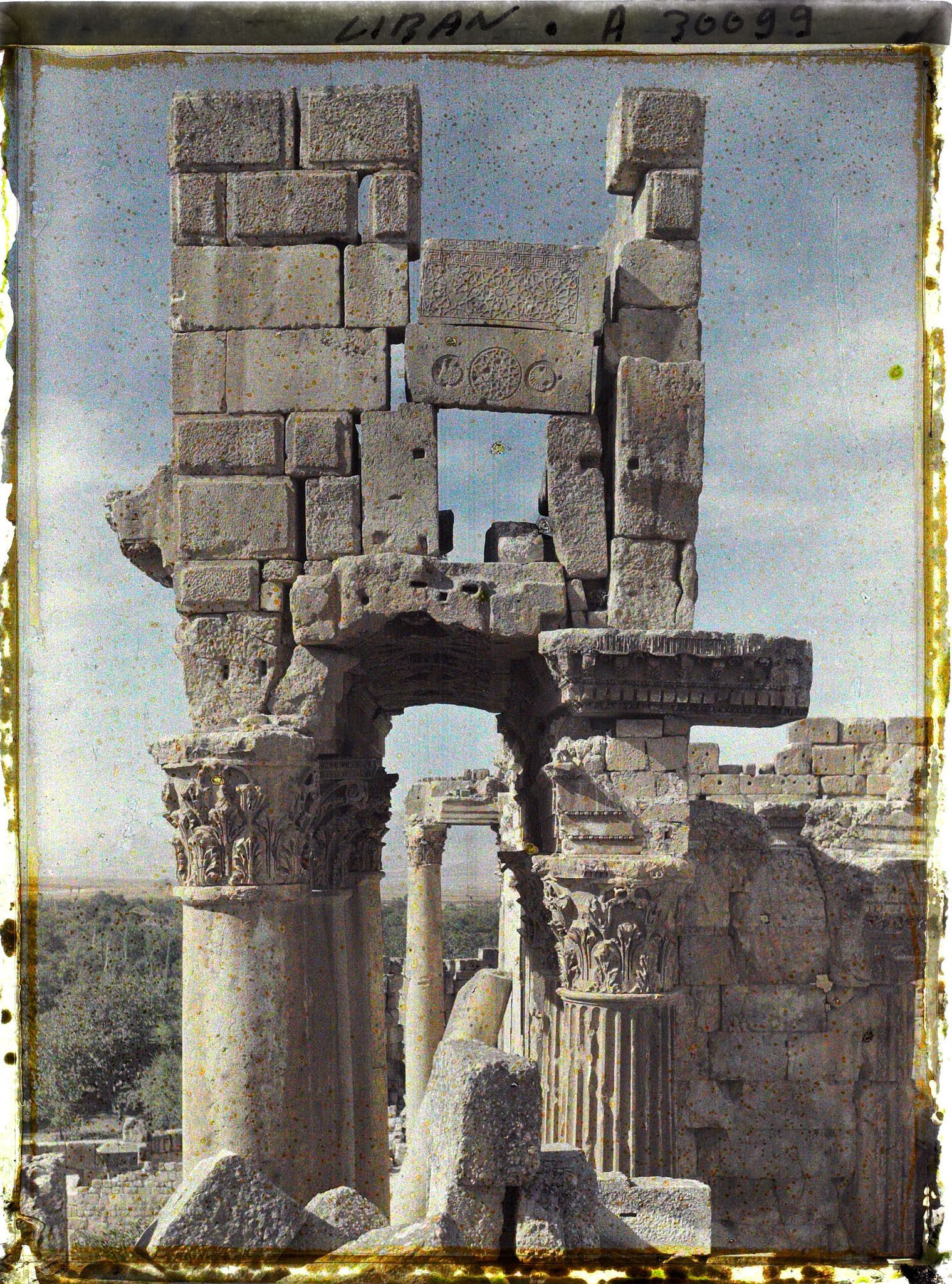 Image représentant Sommet de l'extrémité droite restante du péristyle de la façade sud du Temple dit de Bacchus