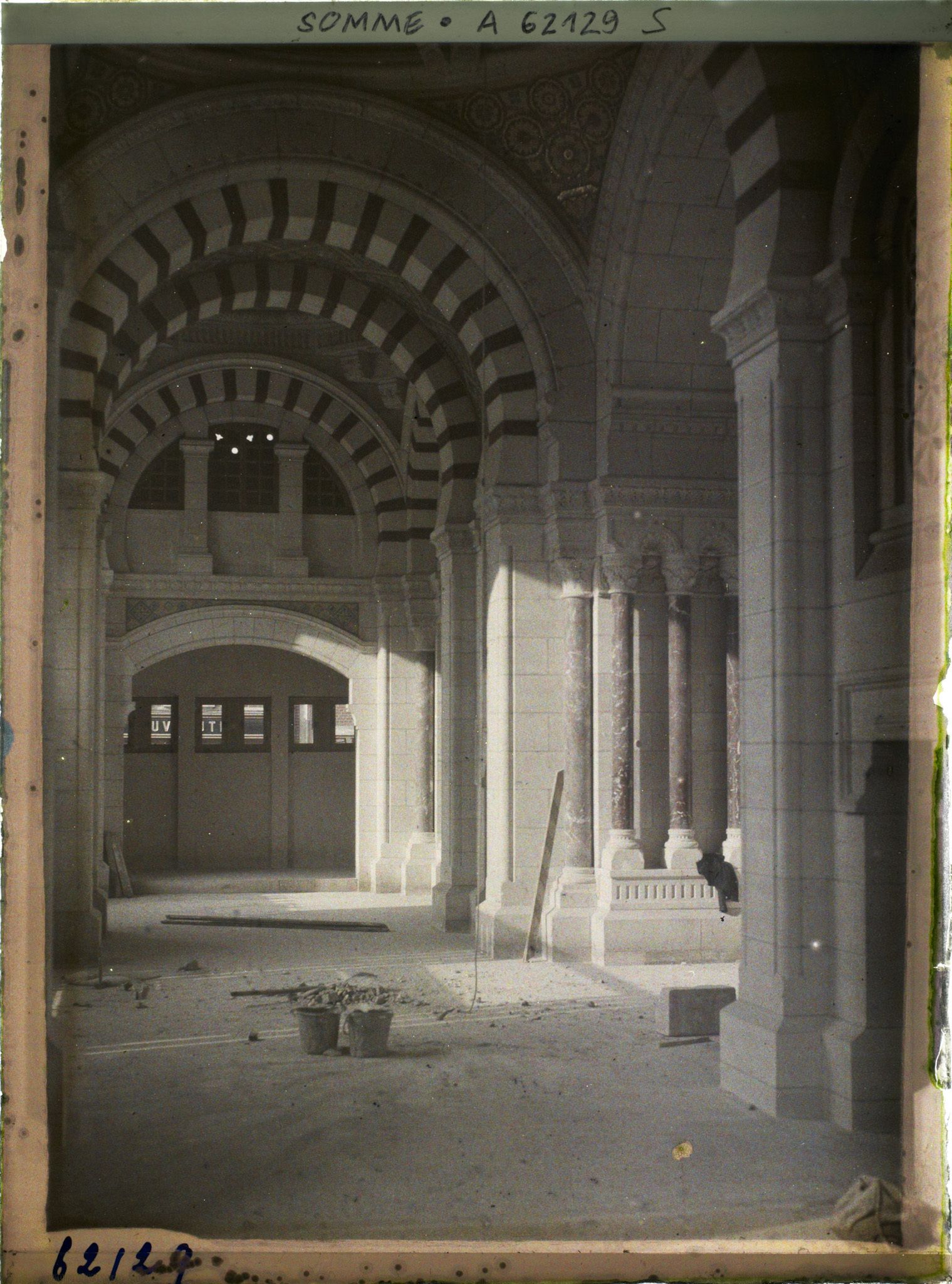 Image représentant Somme, Albert, Etat actuel des travaux de reconstruction de la Basilique (Le Porche)