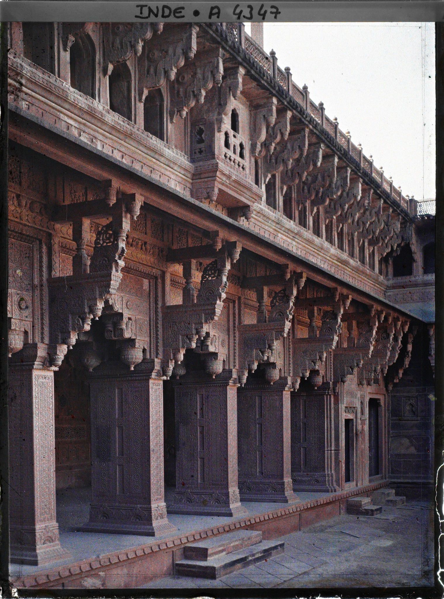 Image représentant Une galerie de la cour centrale du palais de Jahangir dans le fort Rouge (Lal Qila)
