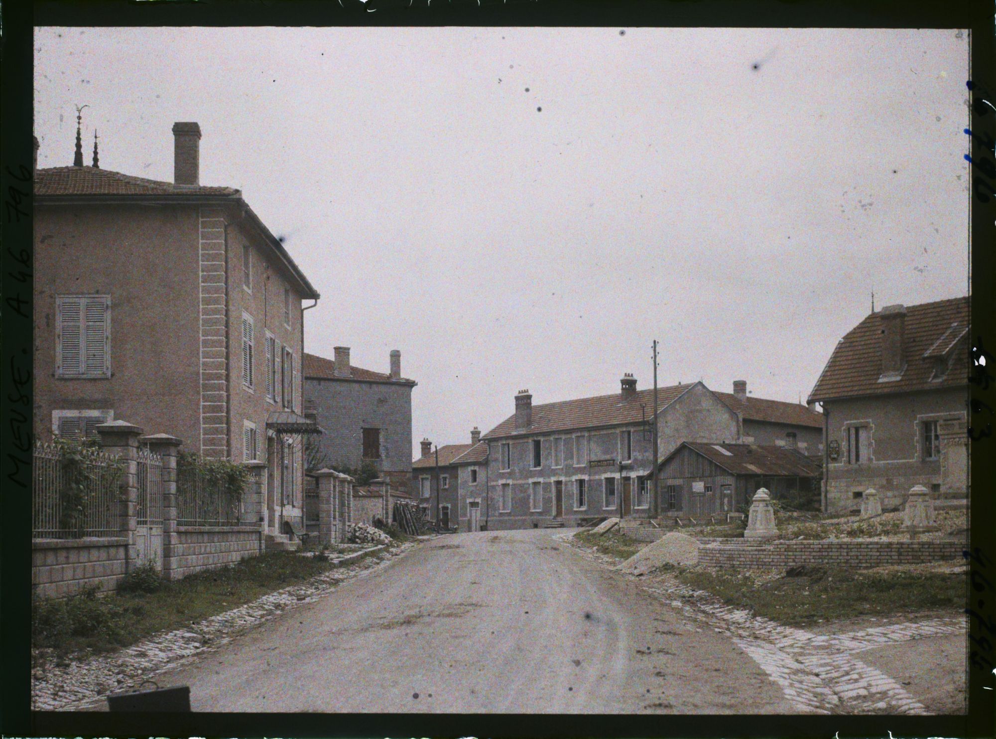 Image représentant France, Neuvilly (Meuse) (3374h), Abords de la Mairie