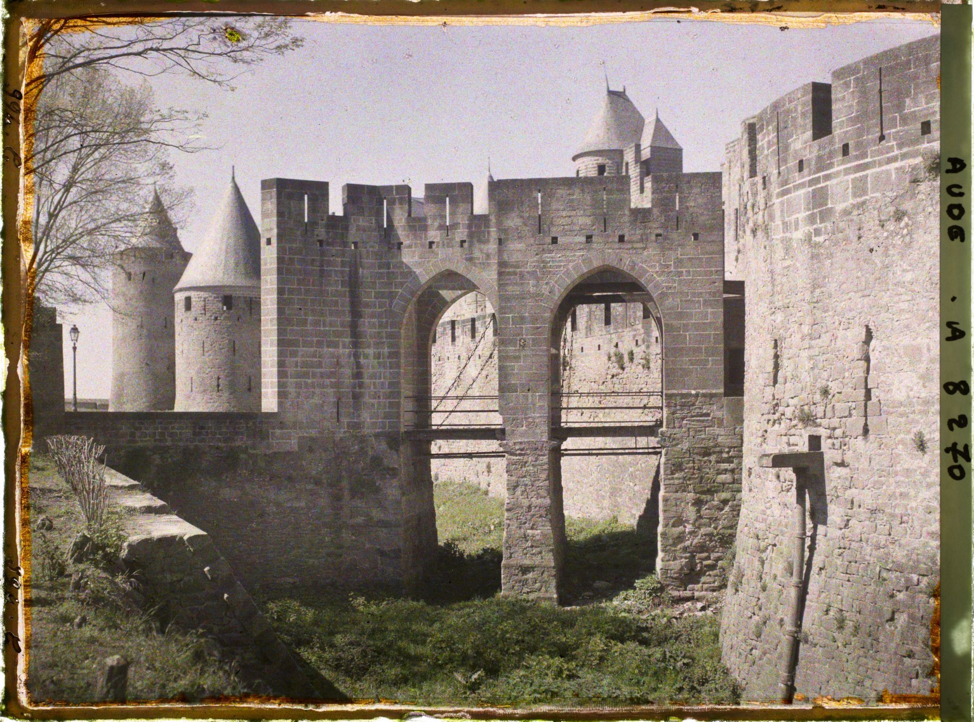 Image représentant La porte Narbonnaise prise depuis le bord des douves