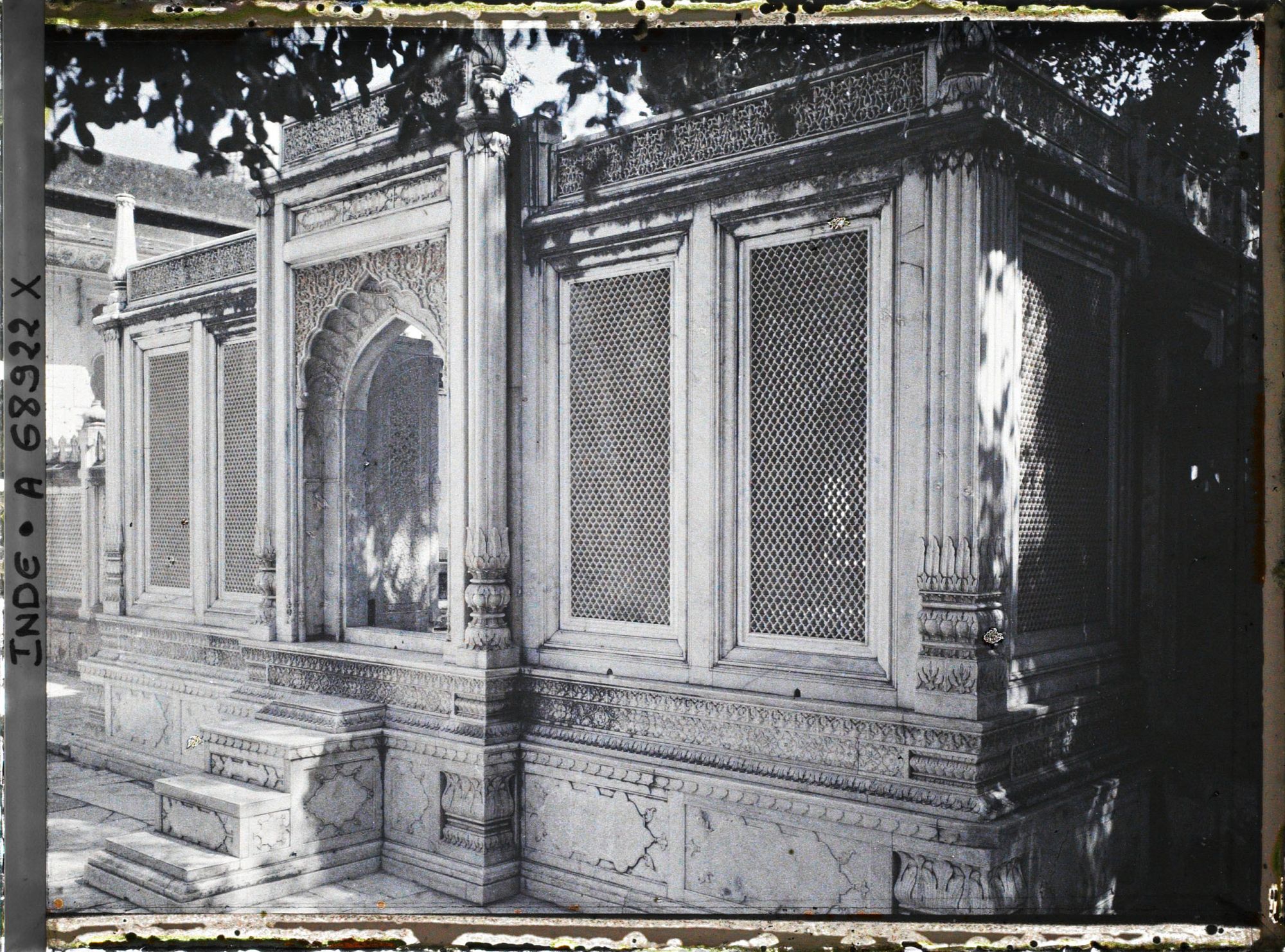Image représentant Un des tombeaux dans l'enceinte du dargâh de Nizamuddin