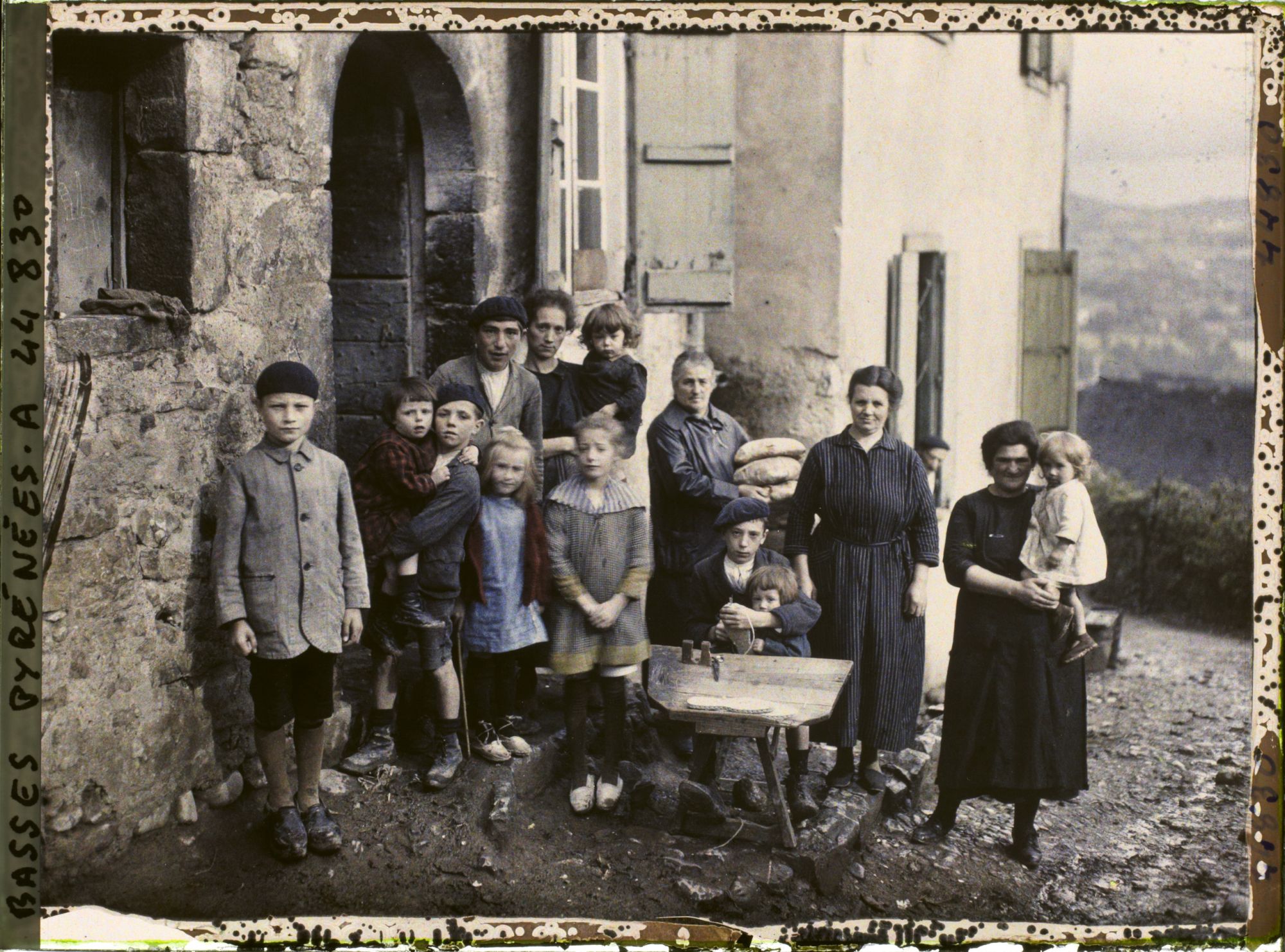 Image représentant France, Mauléon, Une famille de Sandaliers