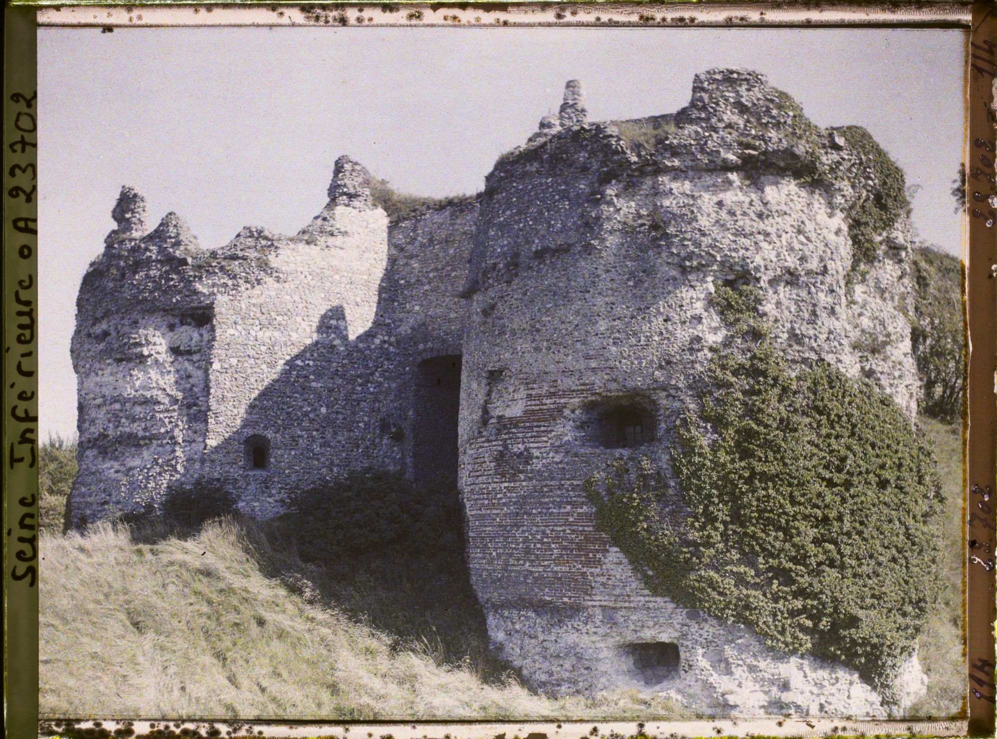 Image représentant L'entrée de la première enceinte du château