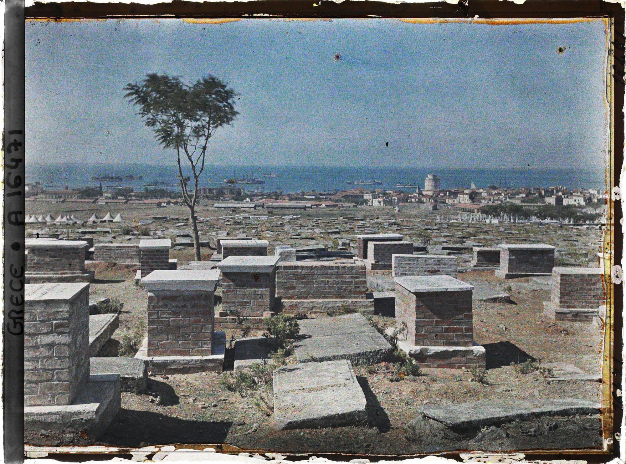 Image représentant Le cimetière turc et le port de Thessalonique