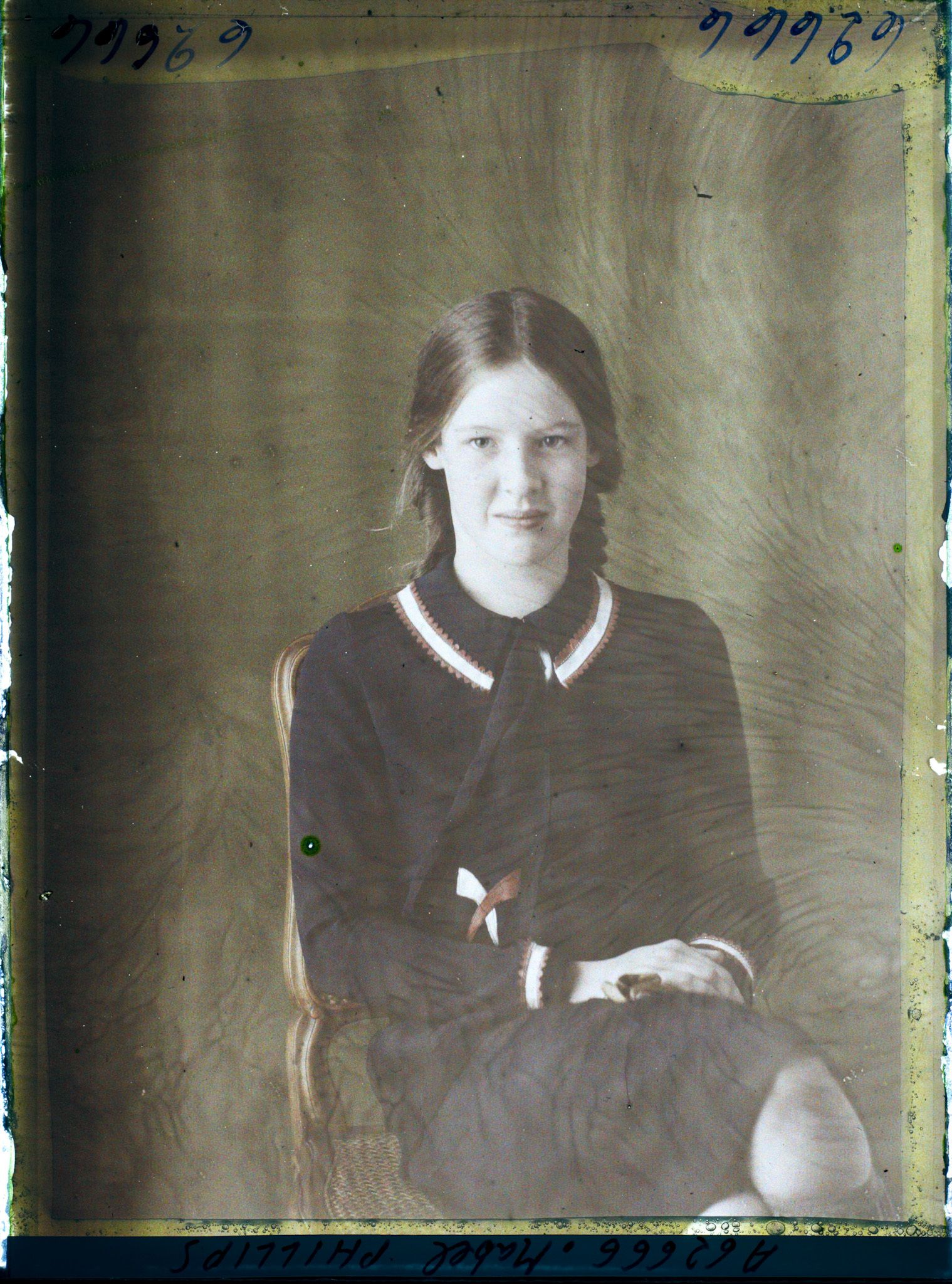 Image représentant https://musee-albert-kahn.s-museum.fr/home/NWQ2OTAwYzNmYjZlZTk1ZWQwODJmMjY4L2dlbmVyaWMtbm90aWNlLXRhYi9hdXRob3JpdHkvNjE3YTc5ZjVjZjhiODk2OGIzMzM3ZDIx/5d6900c3fb6ee95ed082f268/generic-notice-tab/authority/617a79ebcf8b8968b333758e Mademoiselle Mabel Phillips