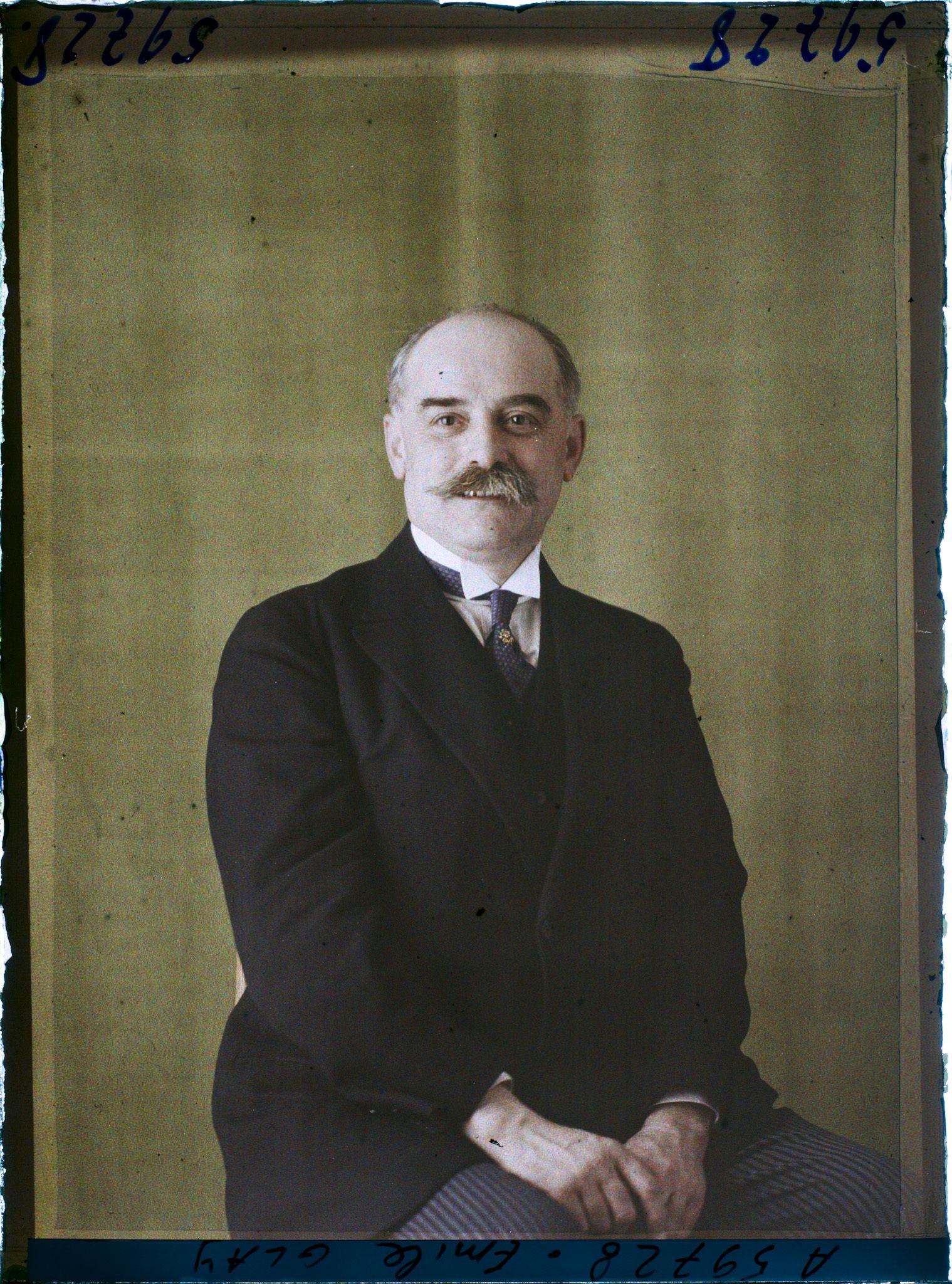 Image représentant https://musee-albert-kahn.s-museum.fr/home/NWQ2OTAwYzNmYjZlZTk1ZWQwODJmMjY4L2dlbmVyaWMtbm90aWNlLXRhYi9hdXRob3JpdHkvNjE3YTc5ZjVjZjhiODk2OGIzMzM3ZDIx/5d6900c3fb6ee95ed082f268/generic-notice-tab/authority/617a79ebcf8b8968b3336db6 Monsieur Emile Glay
