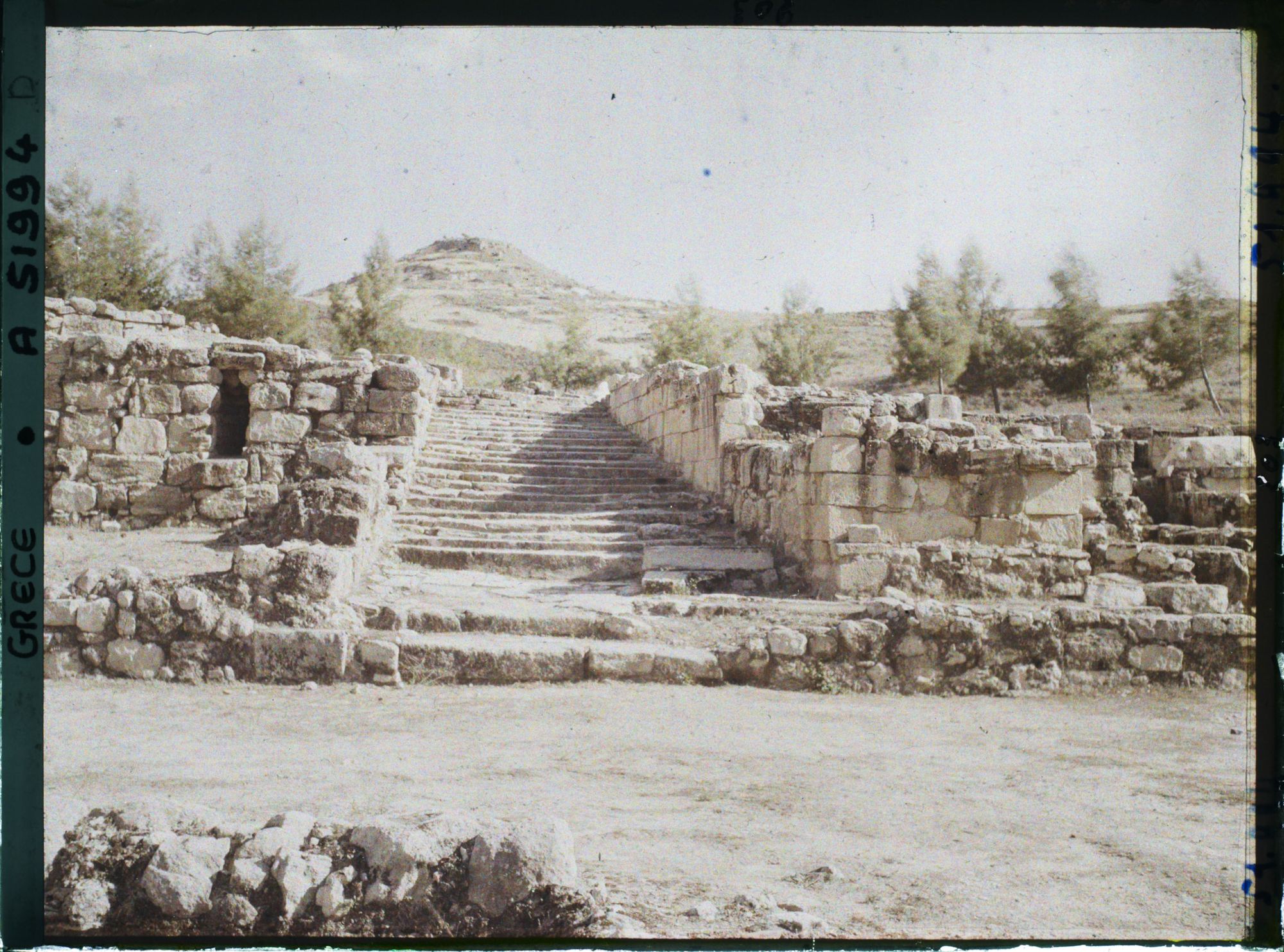 Image représentant Un escalier monumental conduisant à une esplanade dite "des chapelles"