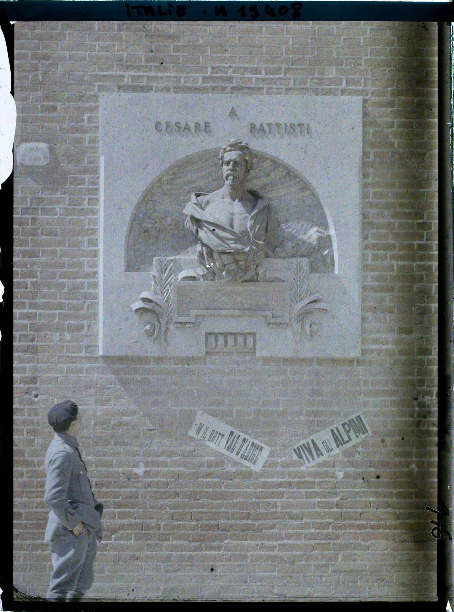 Image représentant Soldat regardant le monument dédié à Cesare Battisti